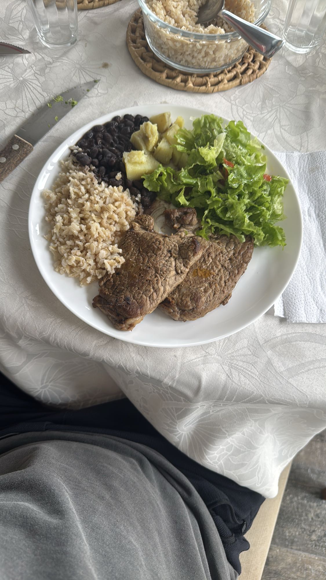 Prato de arroz, feijão e carne