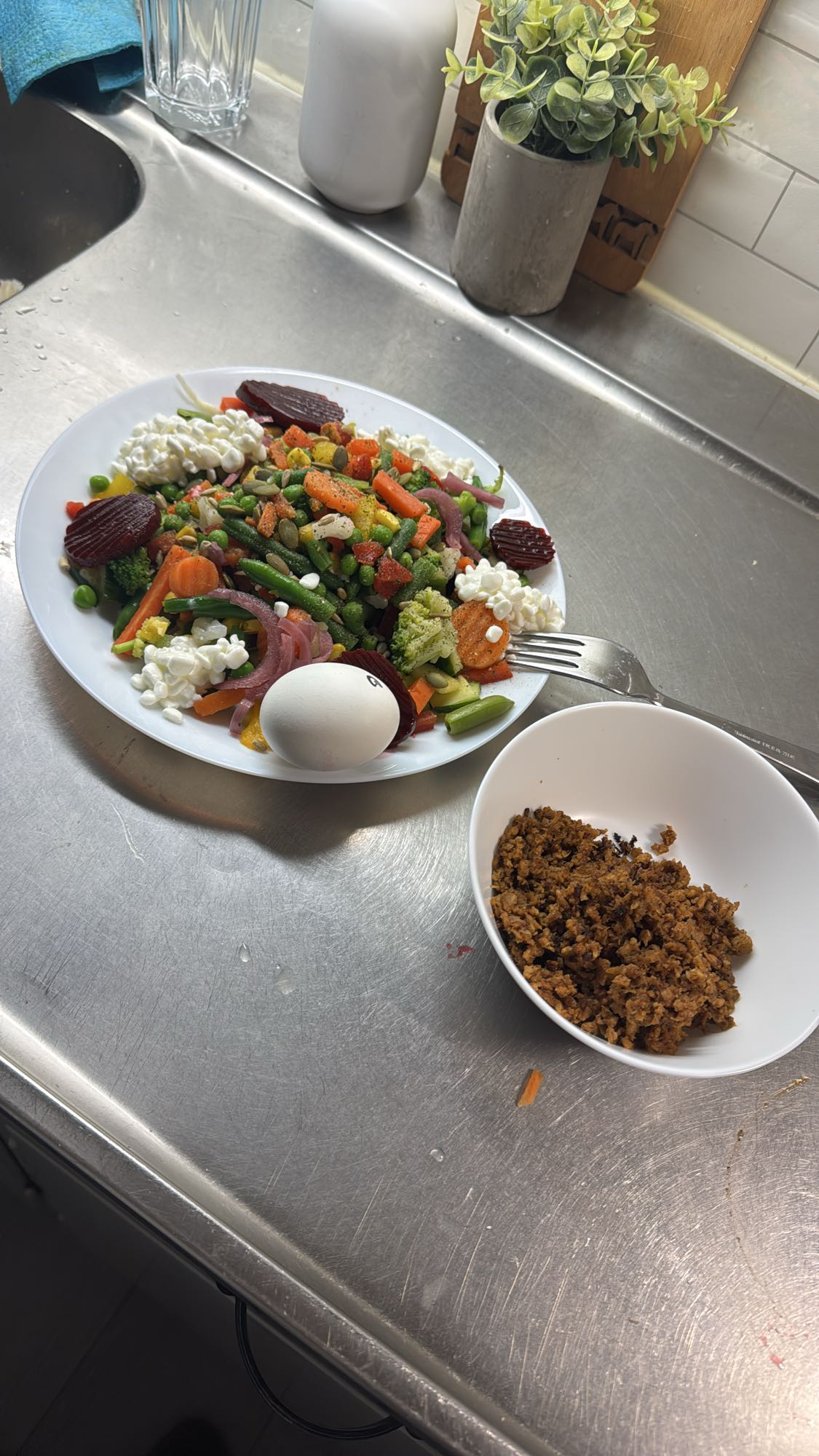 Grönsakstallrik med ägg & färs