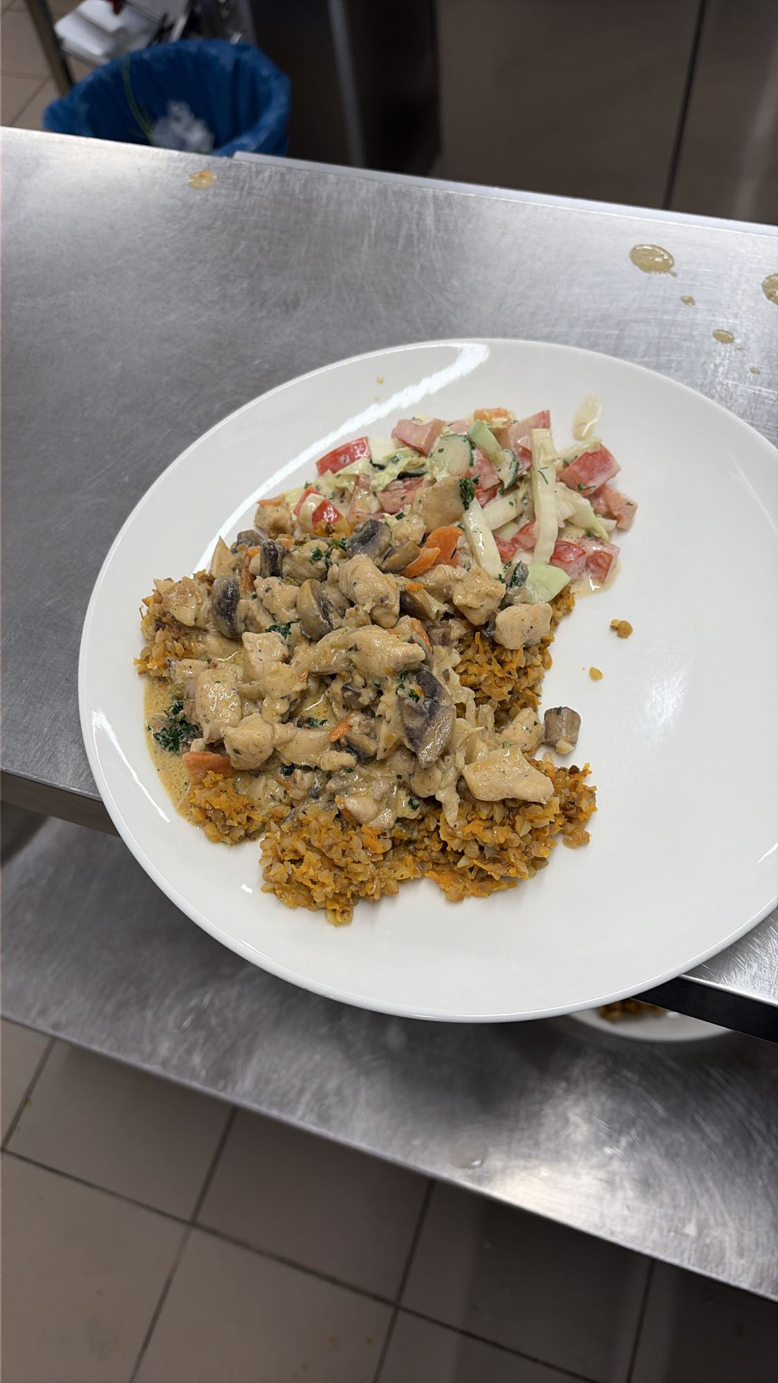 Курица с овощами и салатом