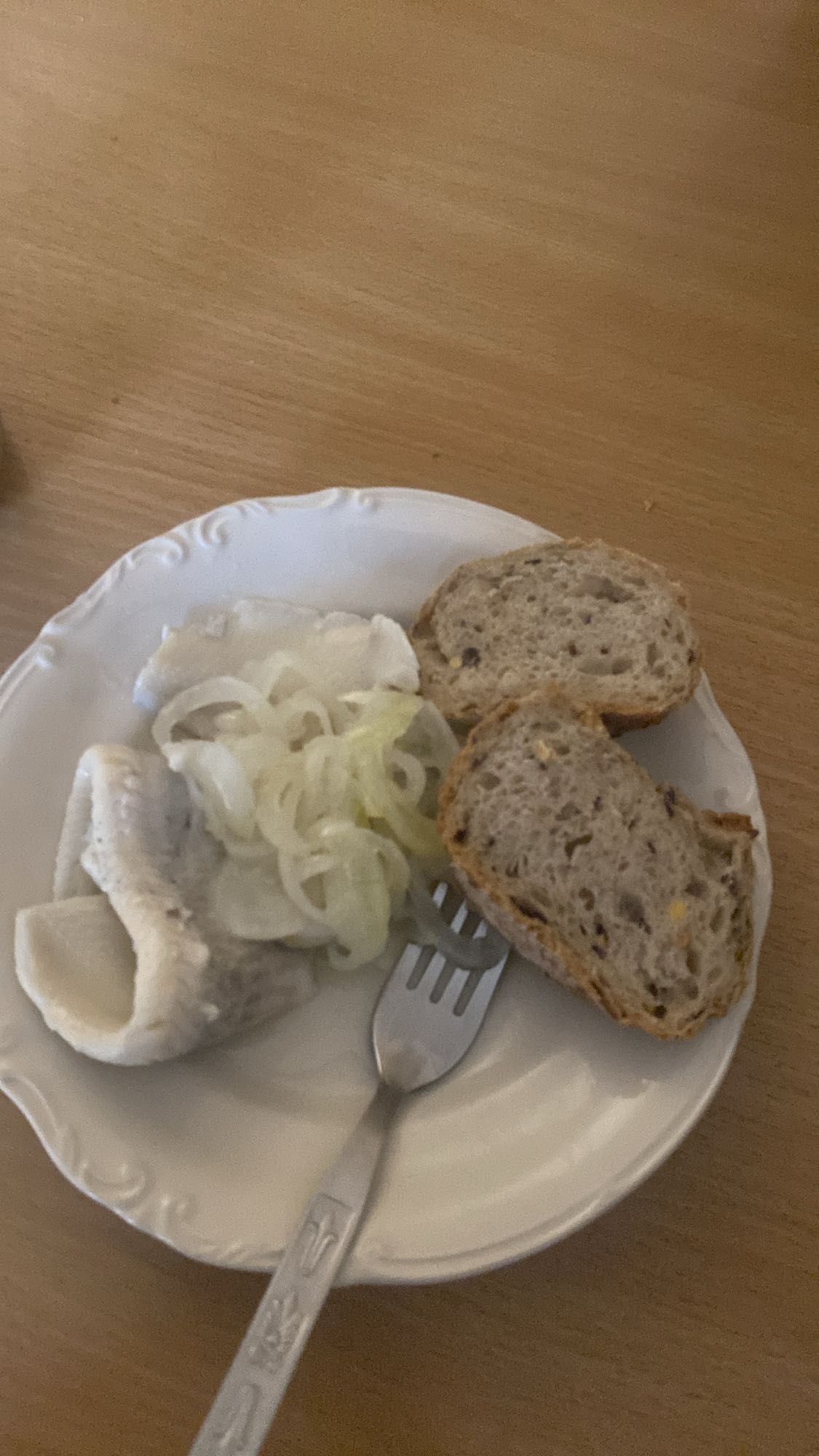 Śledź z cebulą i chlebem