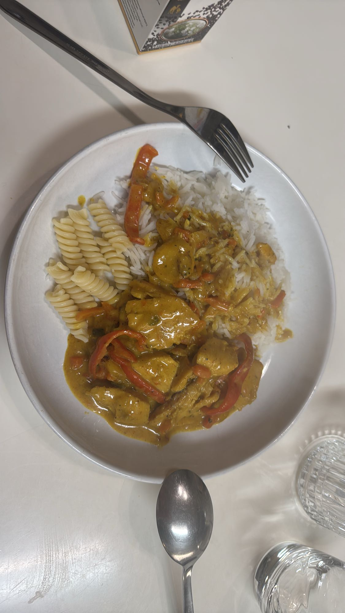 Kycklinggryta med ris och pasta