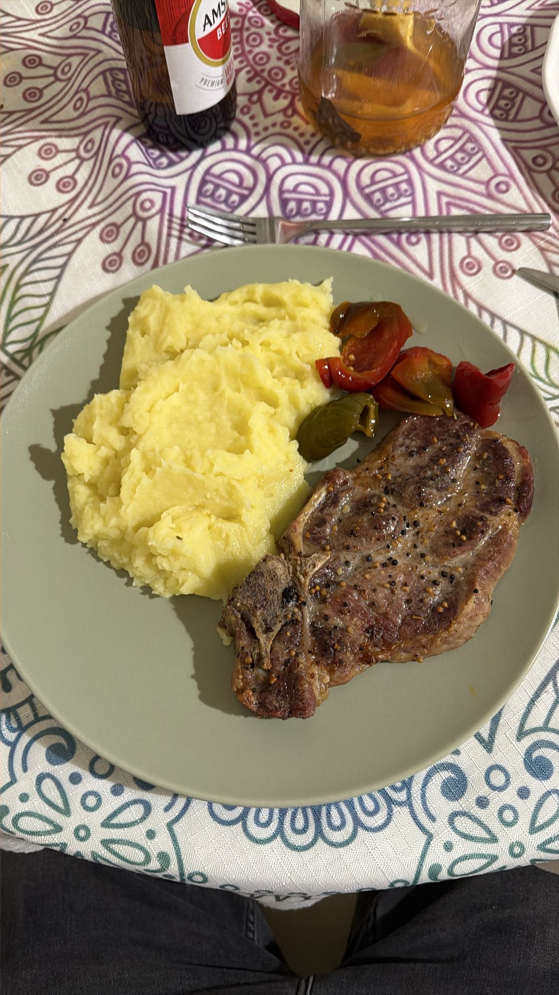 Piure cu cotlet și murături