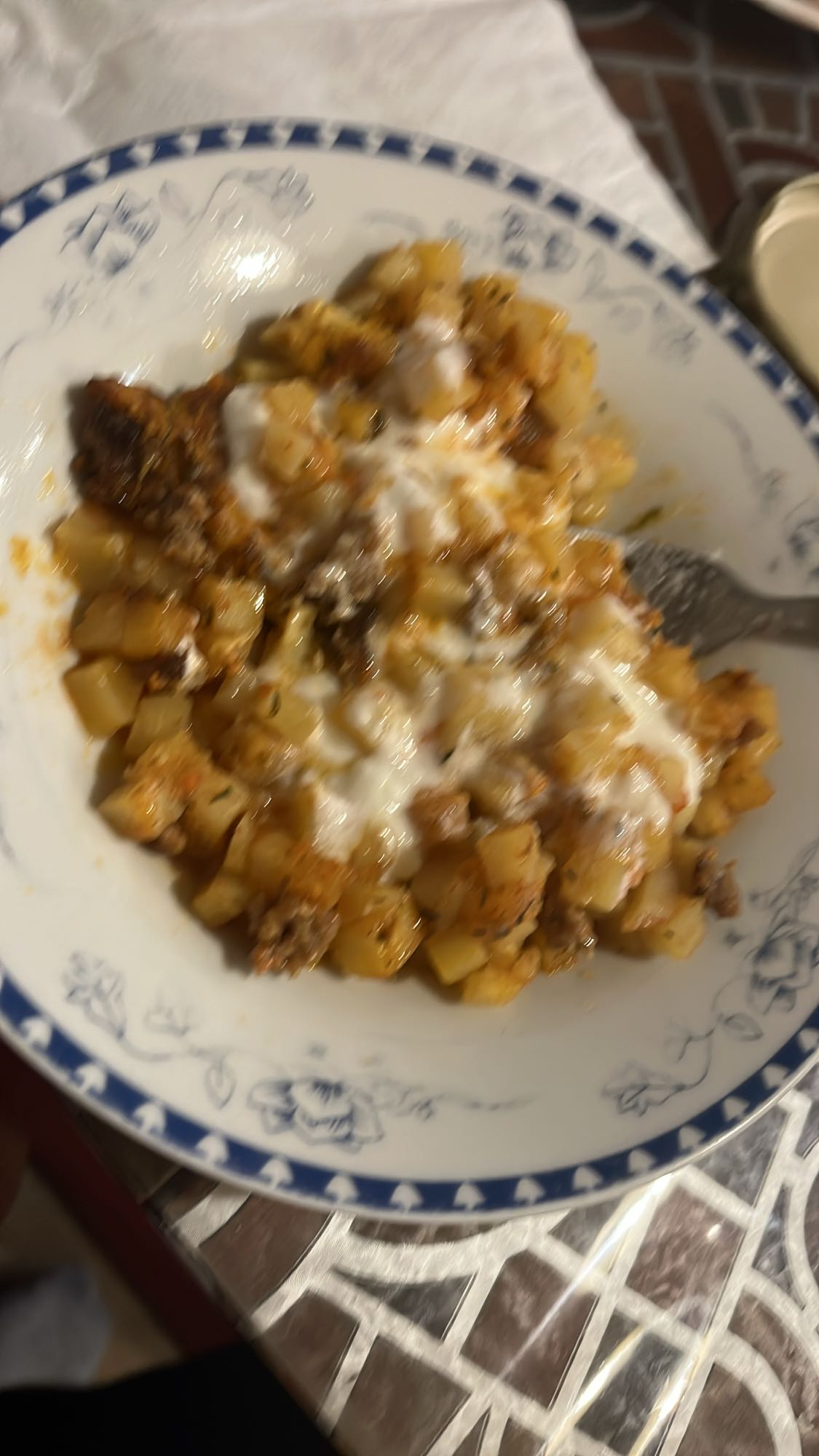 Картофи с кайма и кисело мляко