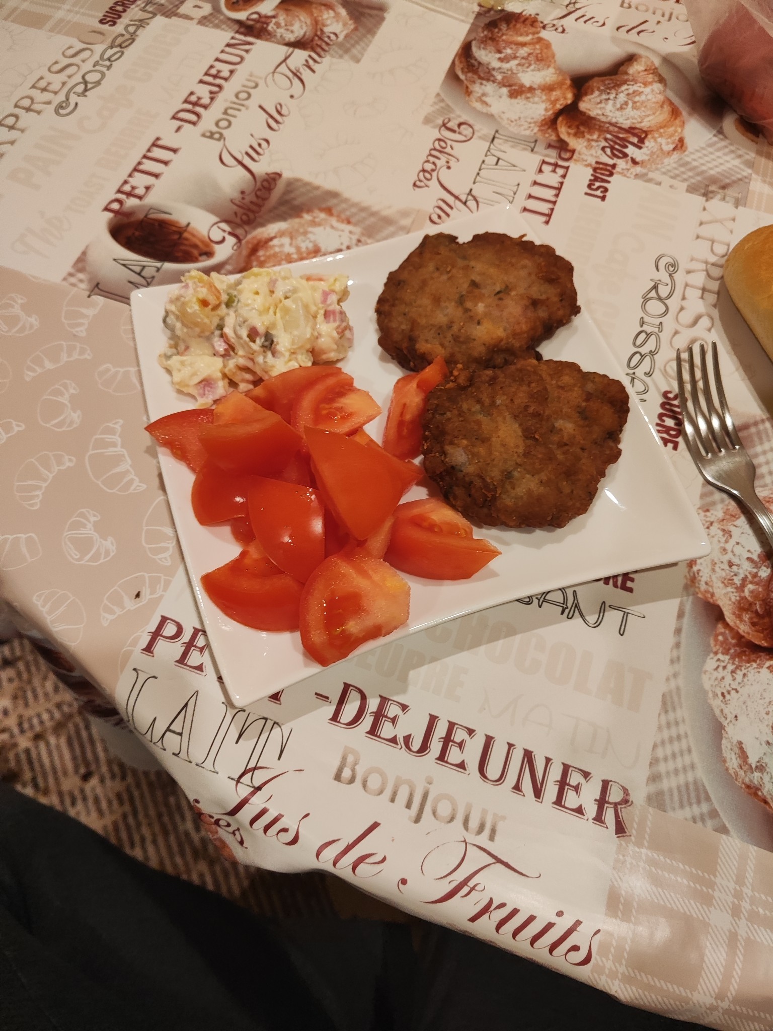 Cutlets with salad and tomato