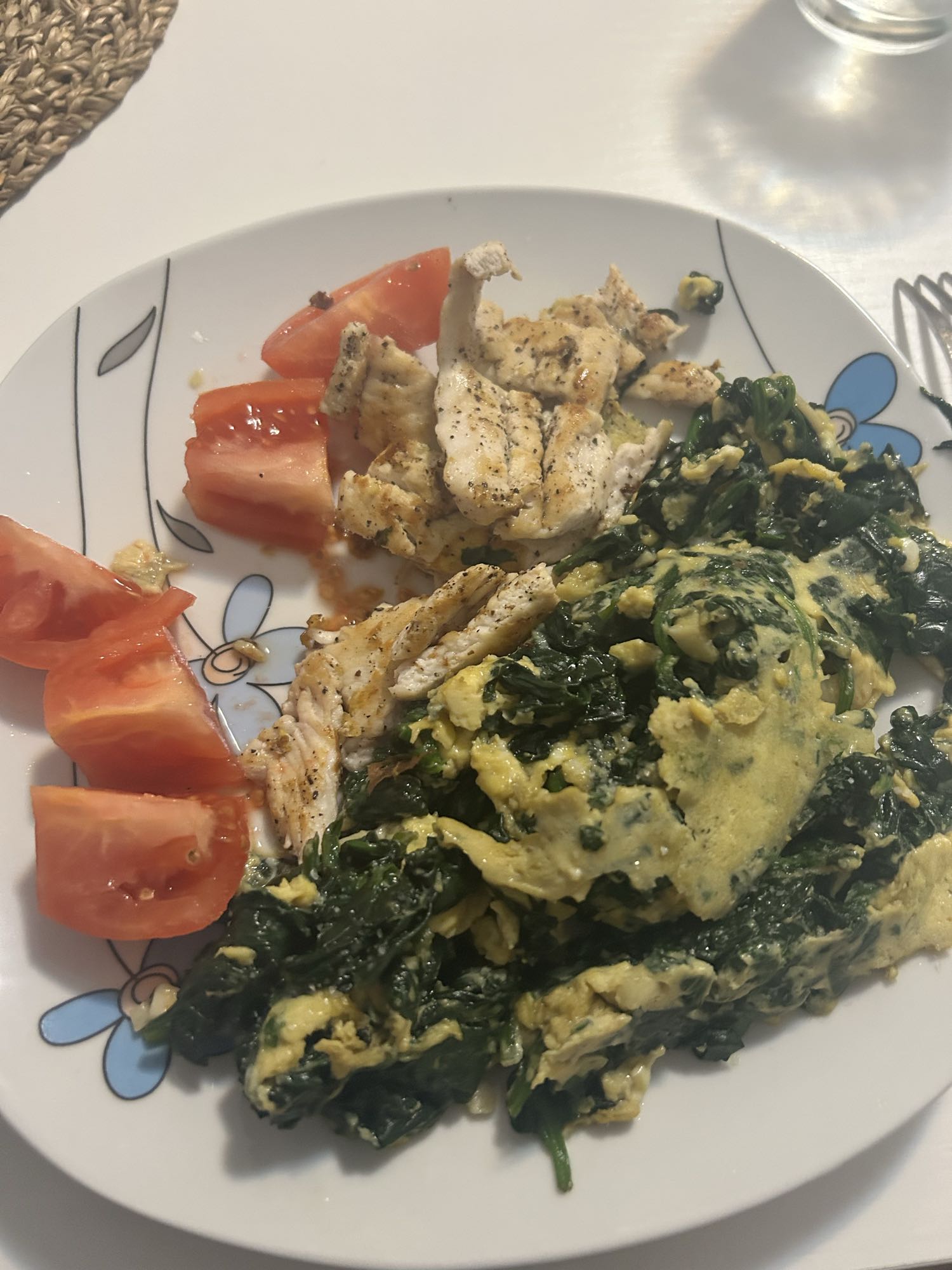 Pollo, huevo, espinaca y tomate