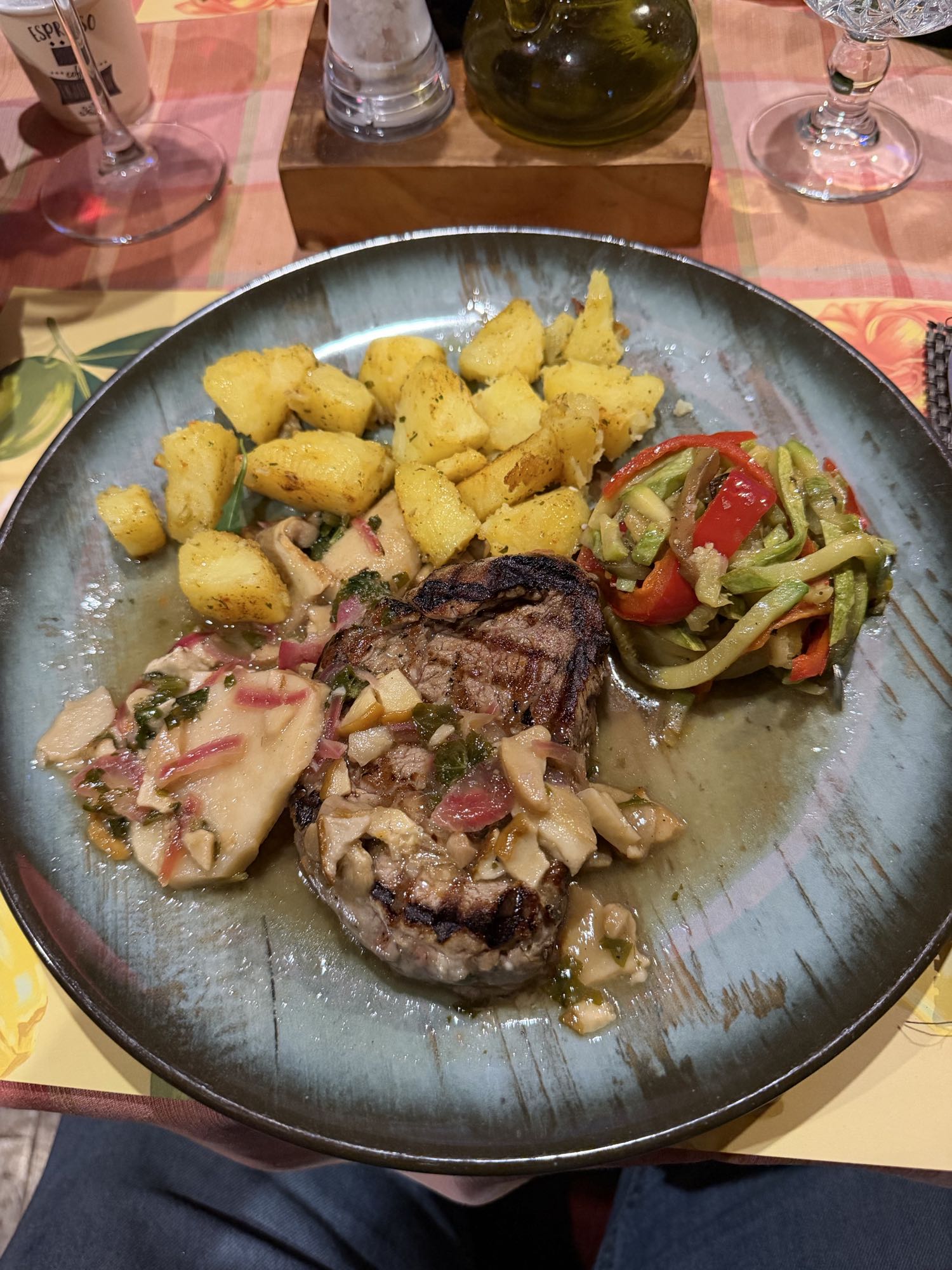 Bistecca con patate e verdure