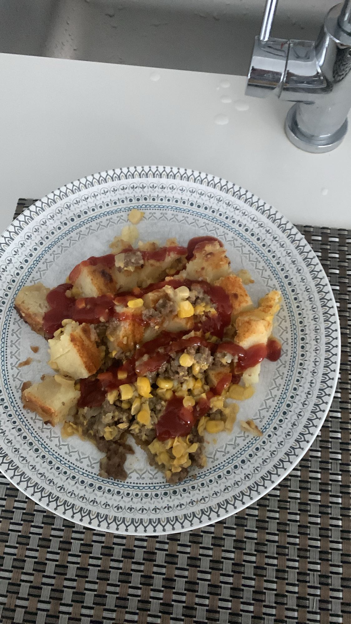 Pain, boeuf, maïs, ketchup