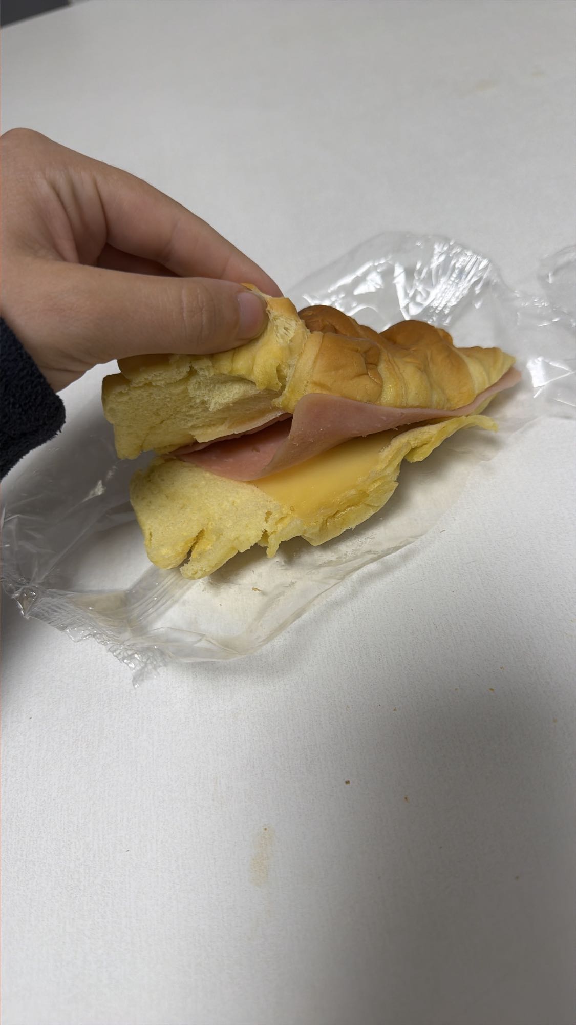 Croissant cu șuncă și cașcaval