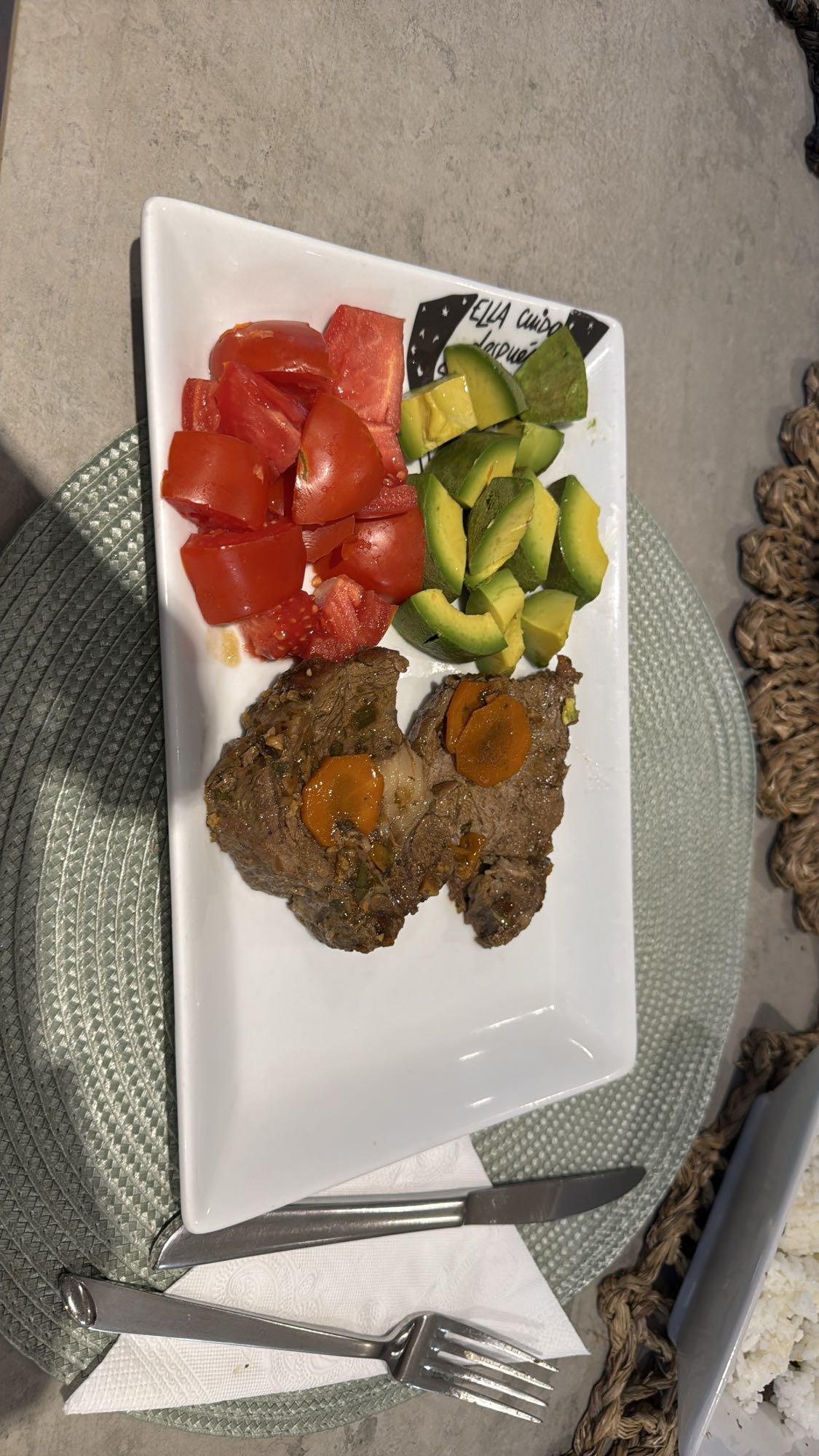 carne con tomate y aguacate