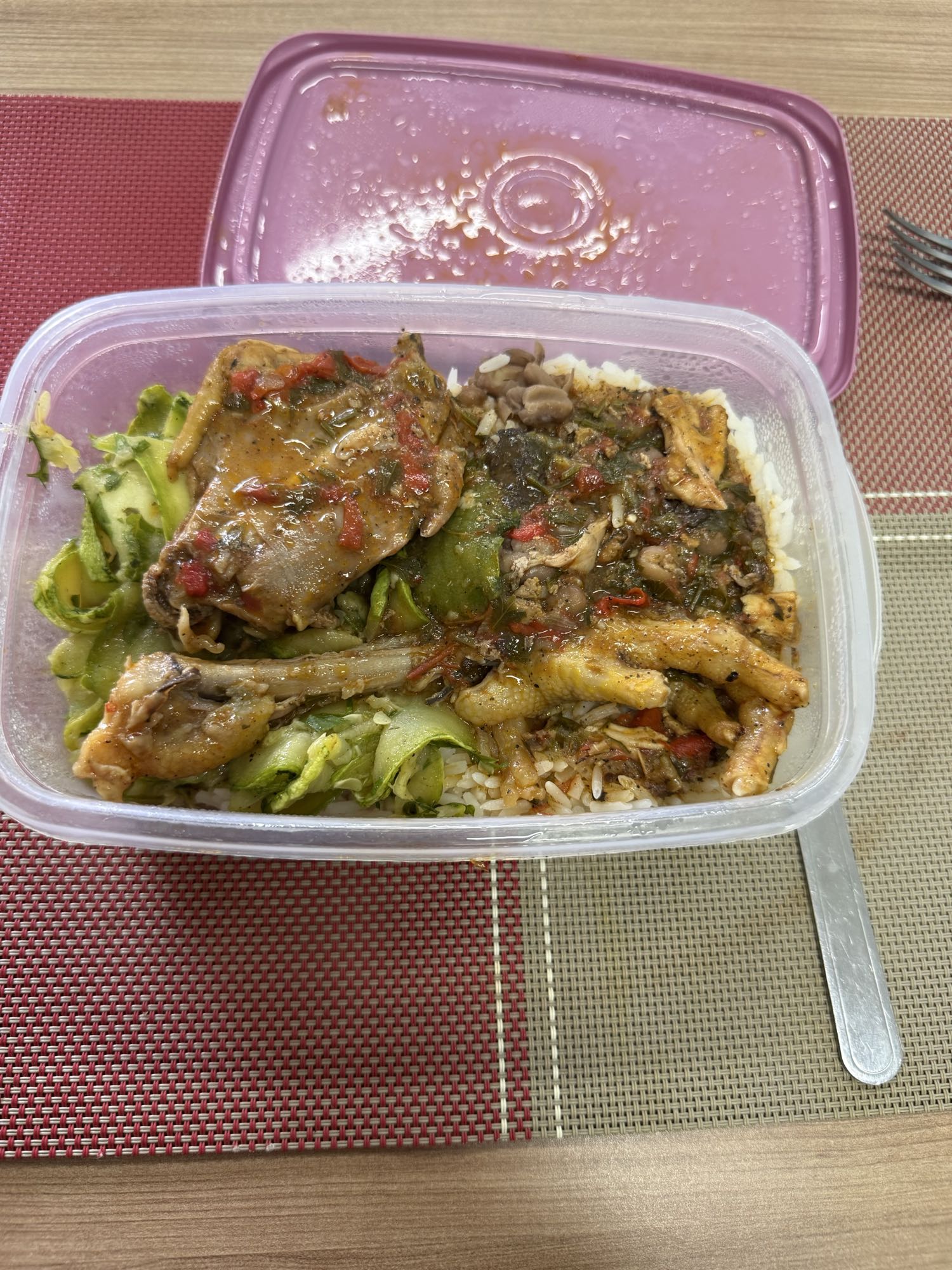 Frango com arroz e legumes