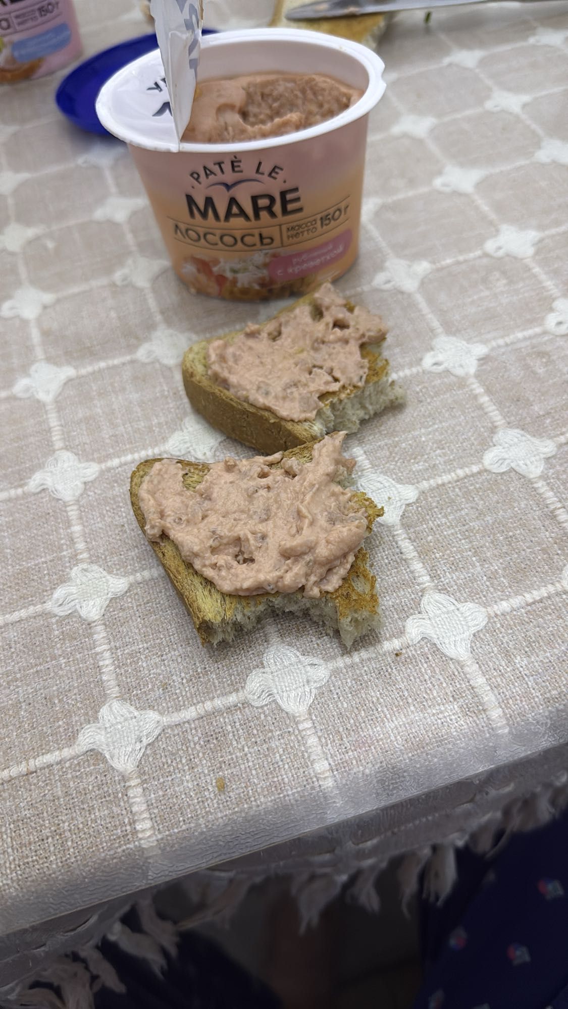 бутерброды с лососевым паштетом