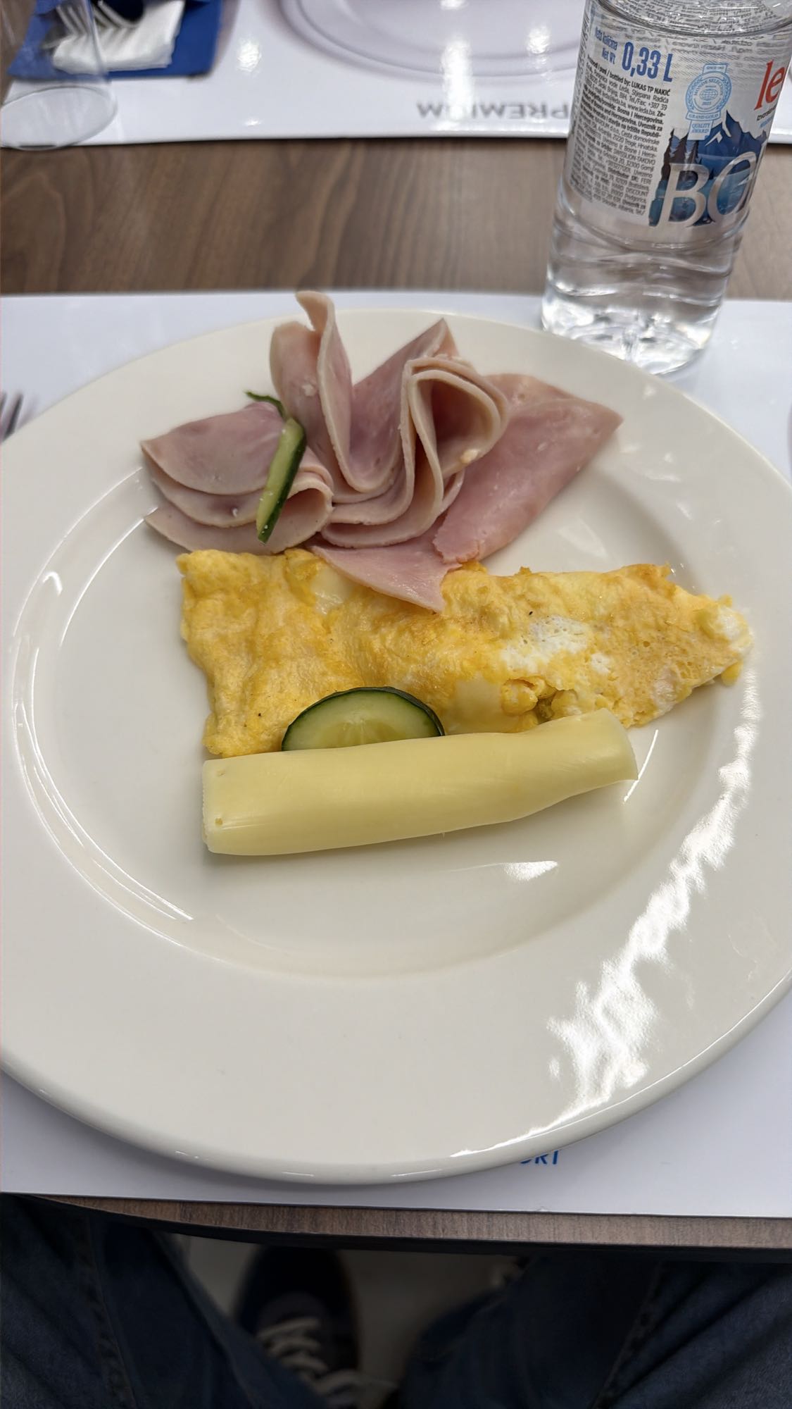 Omlet, jambon ve peynir tabağı