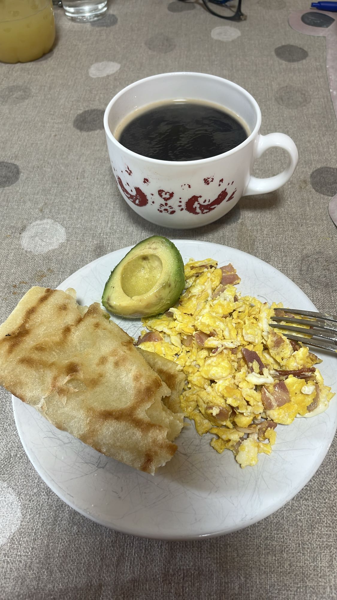 Desayuno con huevo y café