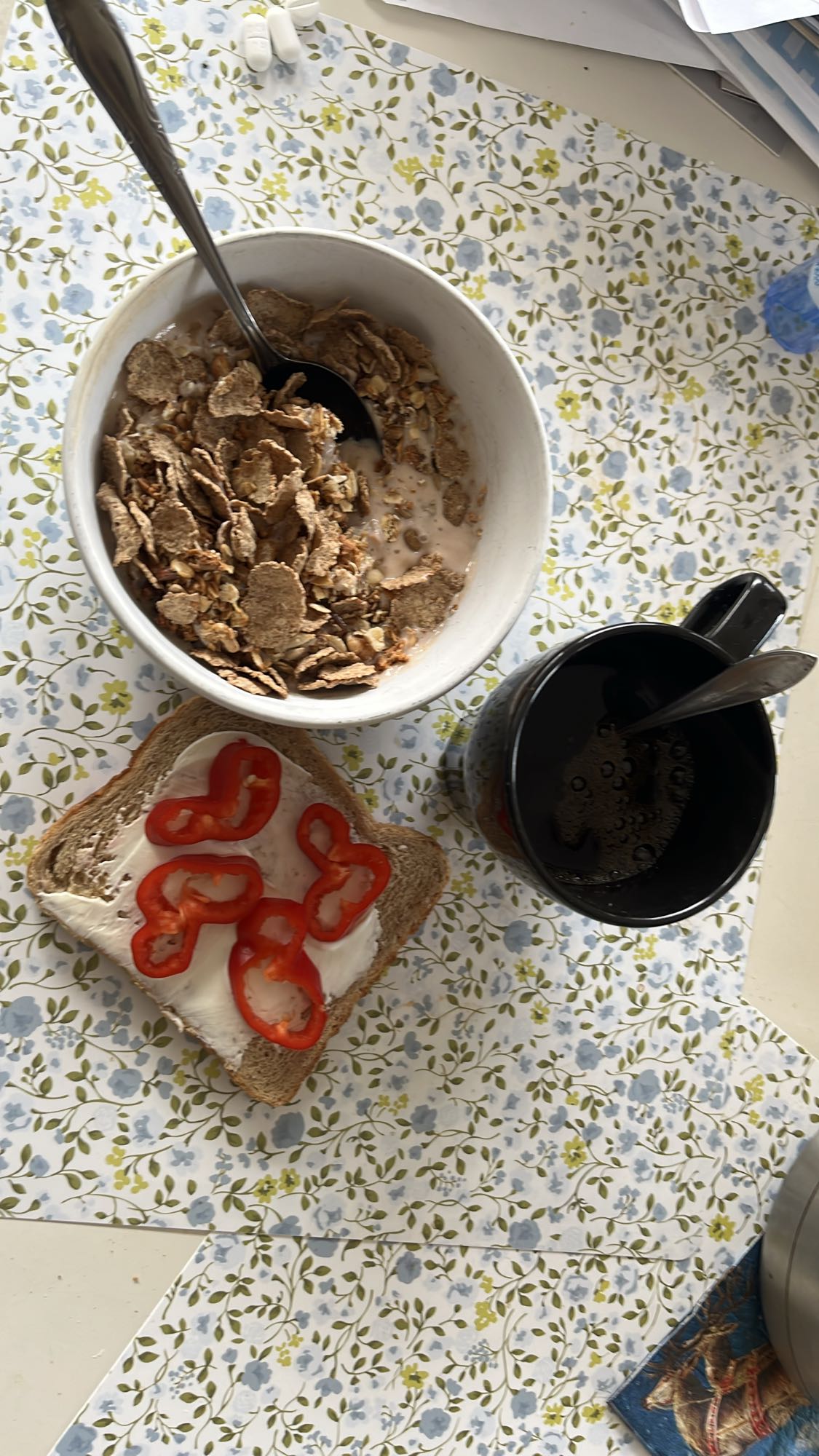 Frukost med flingor och smörgås