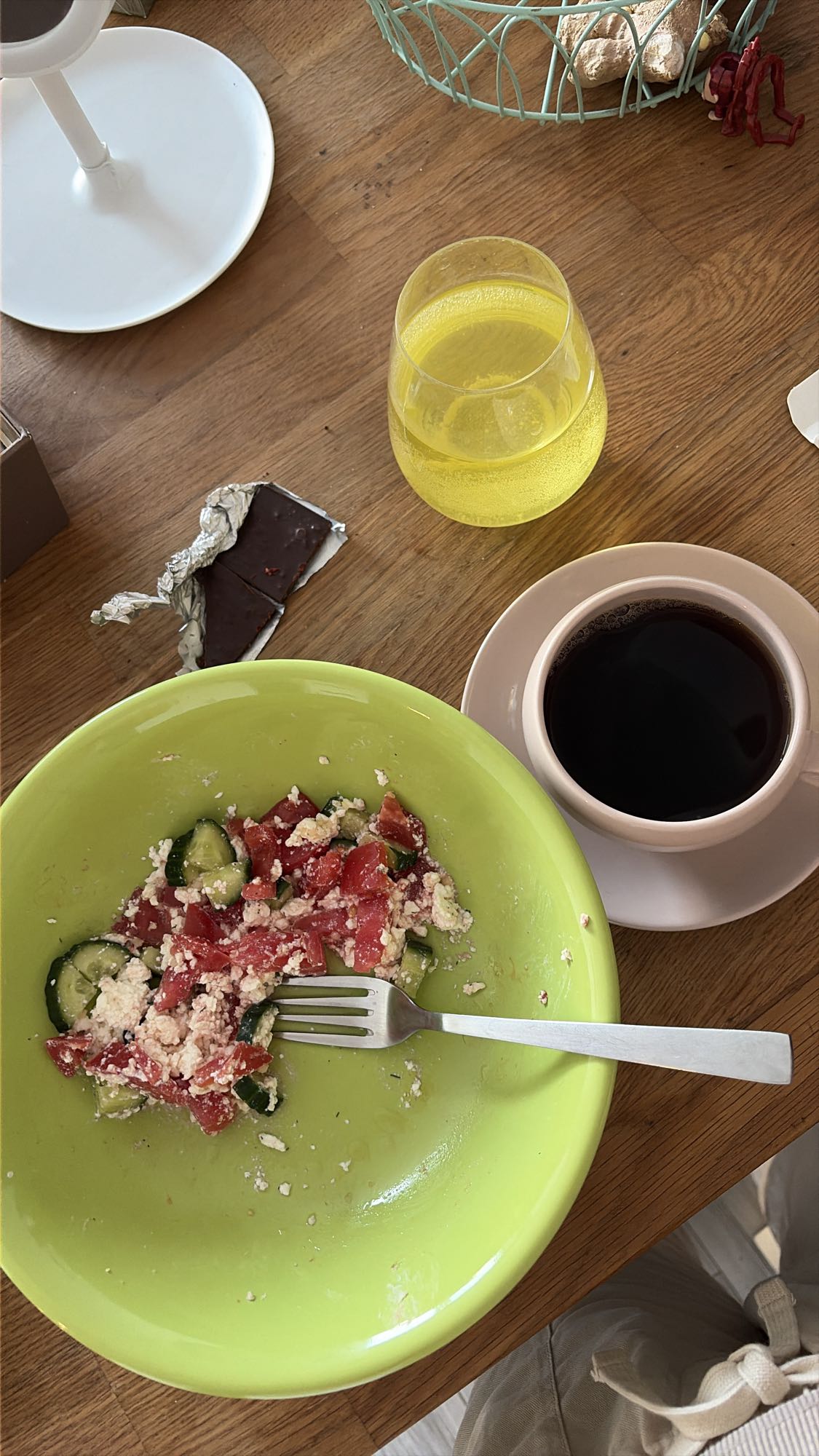 Салат, шоколад, напитки