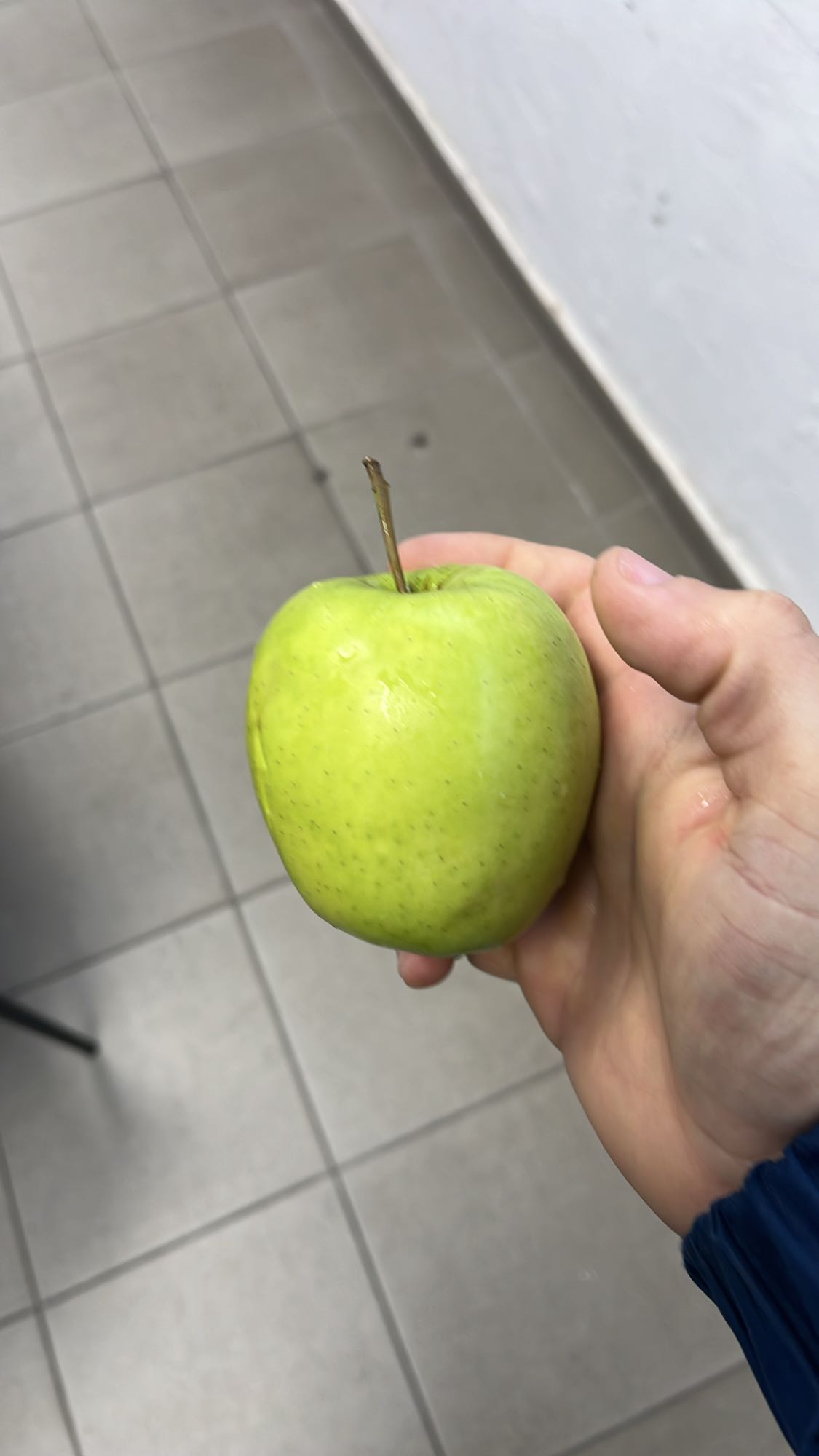 Зелена ябълка