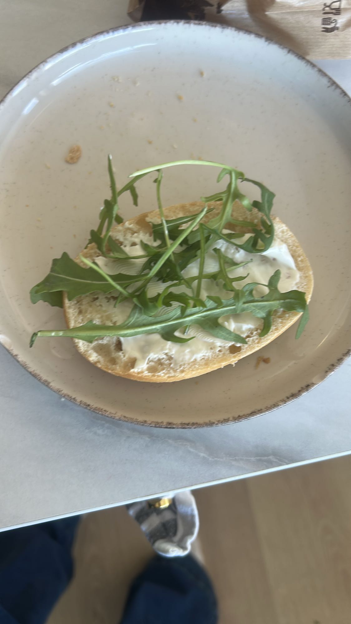 Bułka z serkiem i rukolą