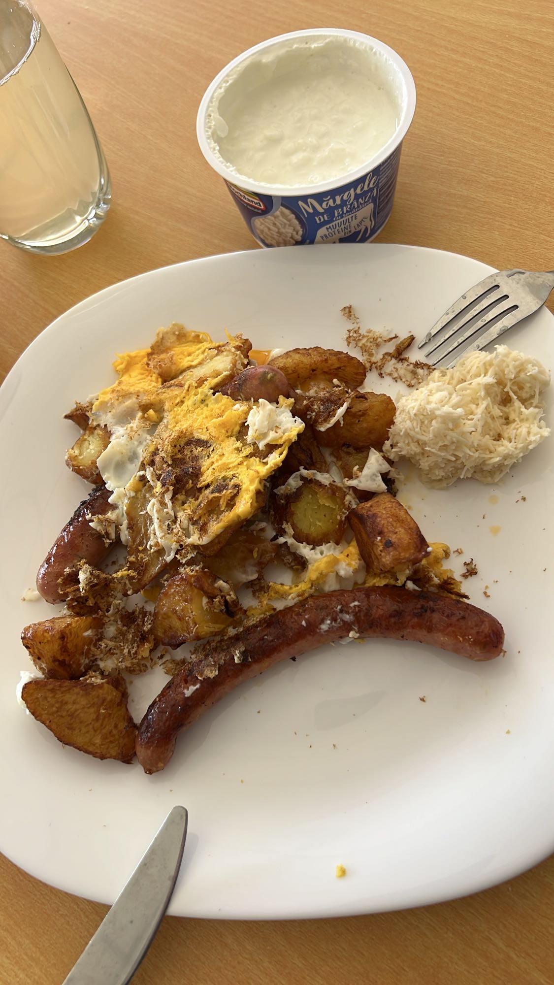 Mic dejun rustic cu cârnați