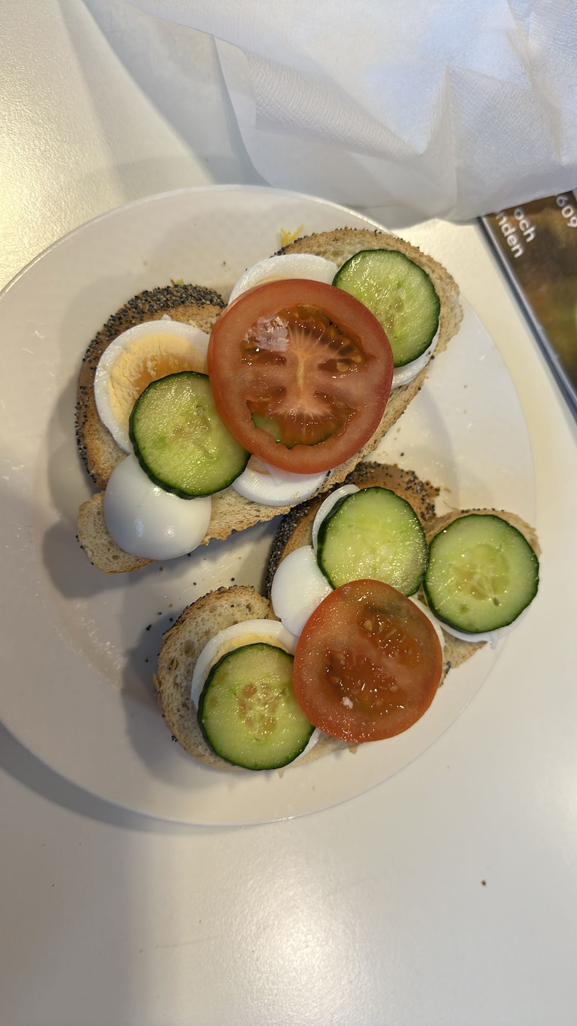 Äggsmörgås med grönsaker