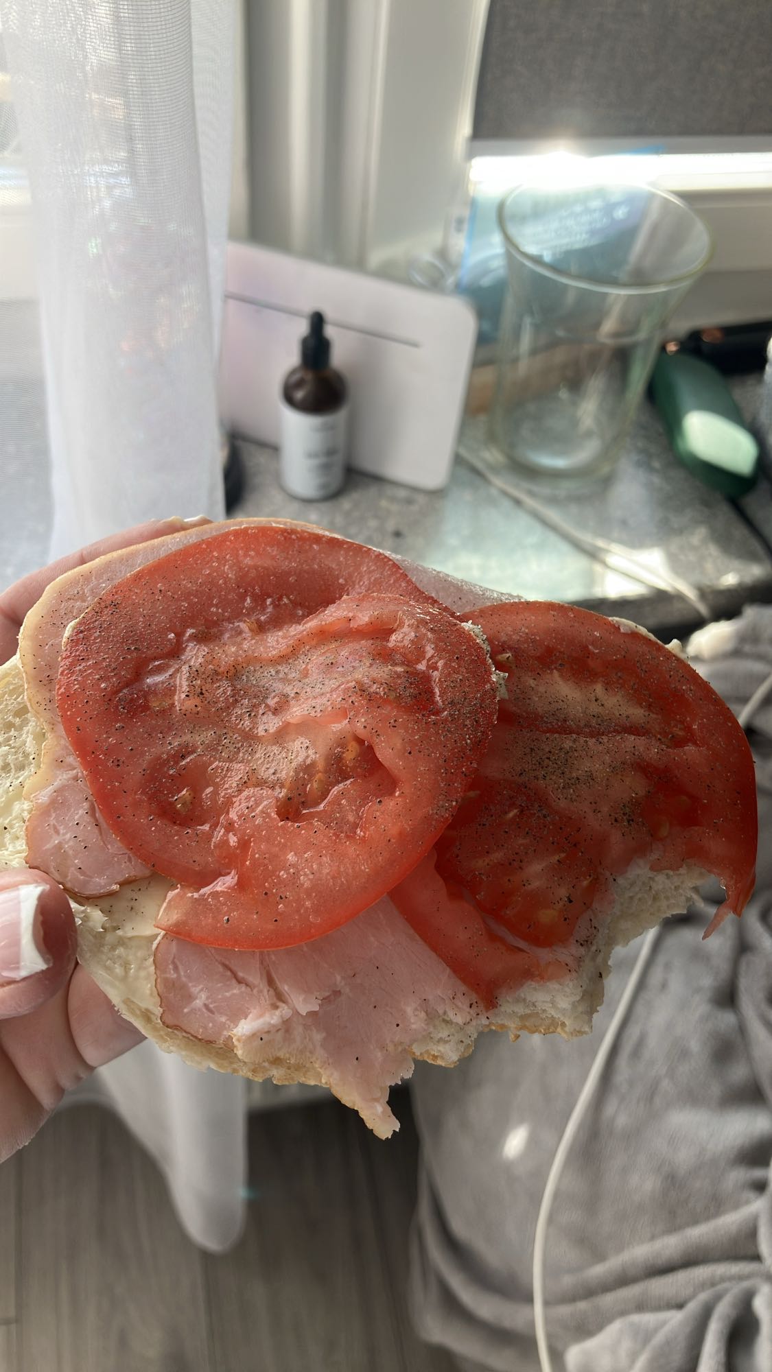 Kanapka z szynką i pomidorem