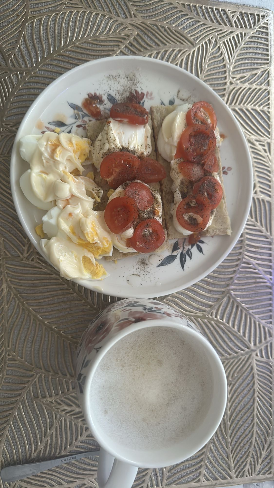 Jajka, chrupkie pieczywo i kawa