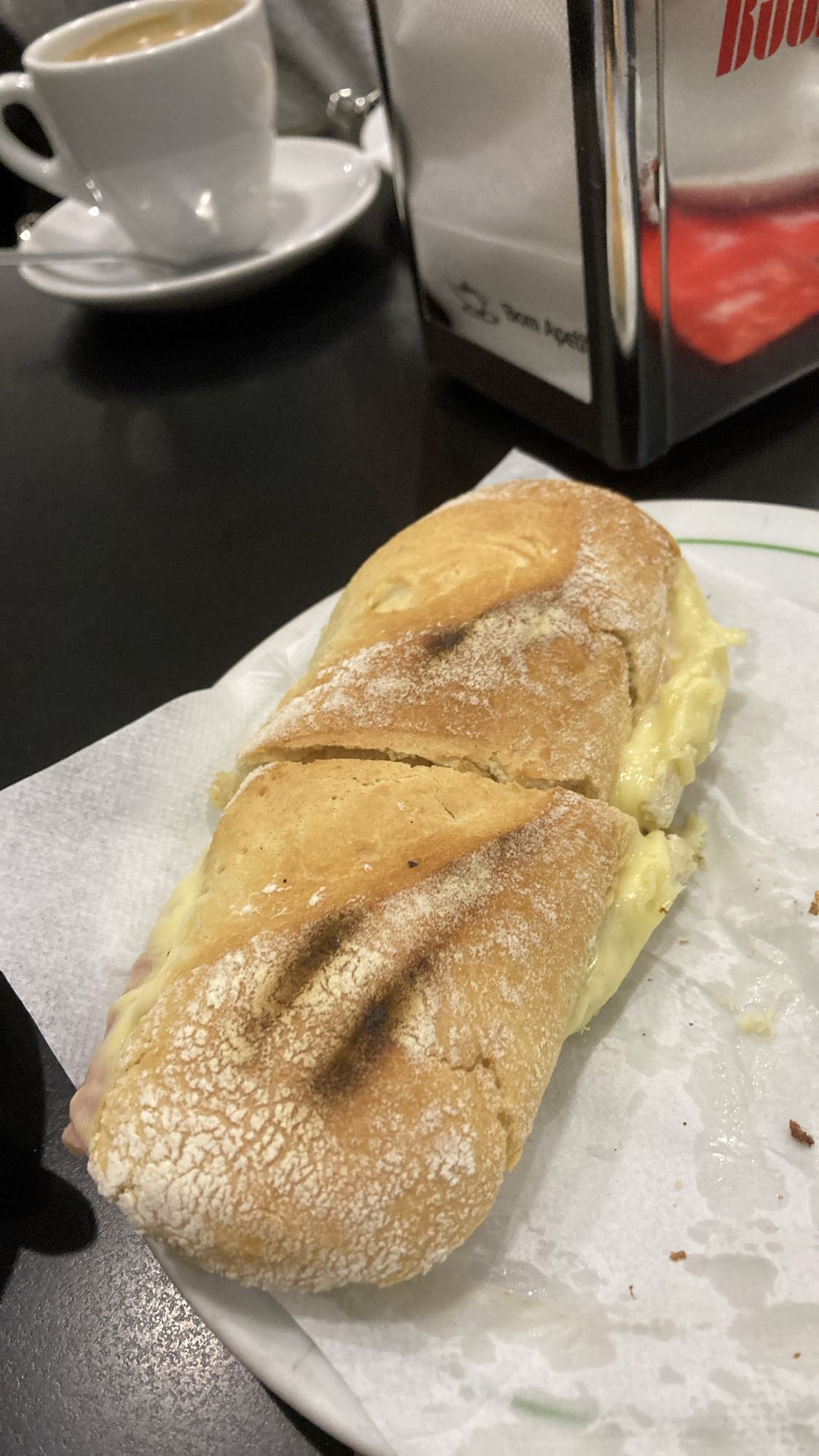 Ost och skinksmörgås