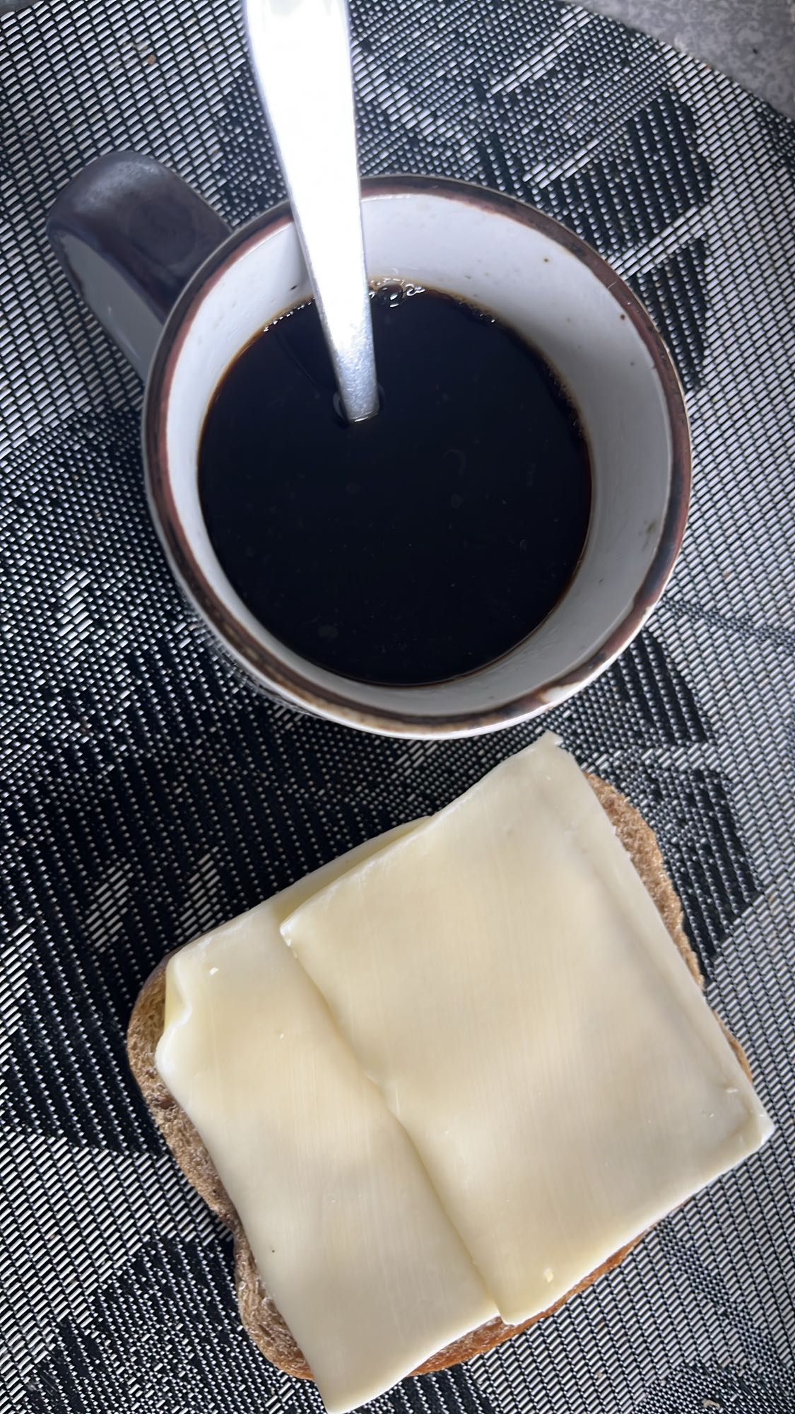 Ostsmörgås med kaffe