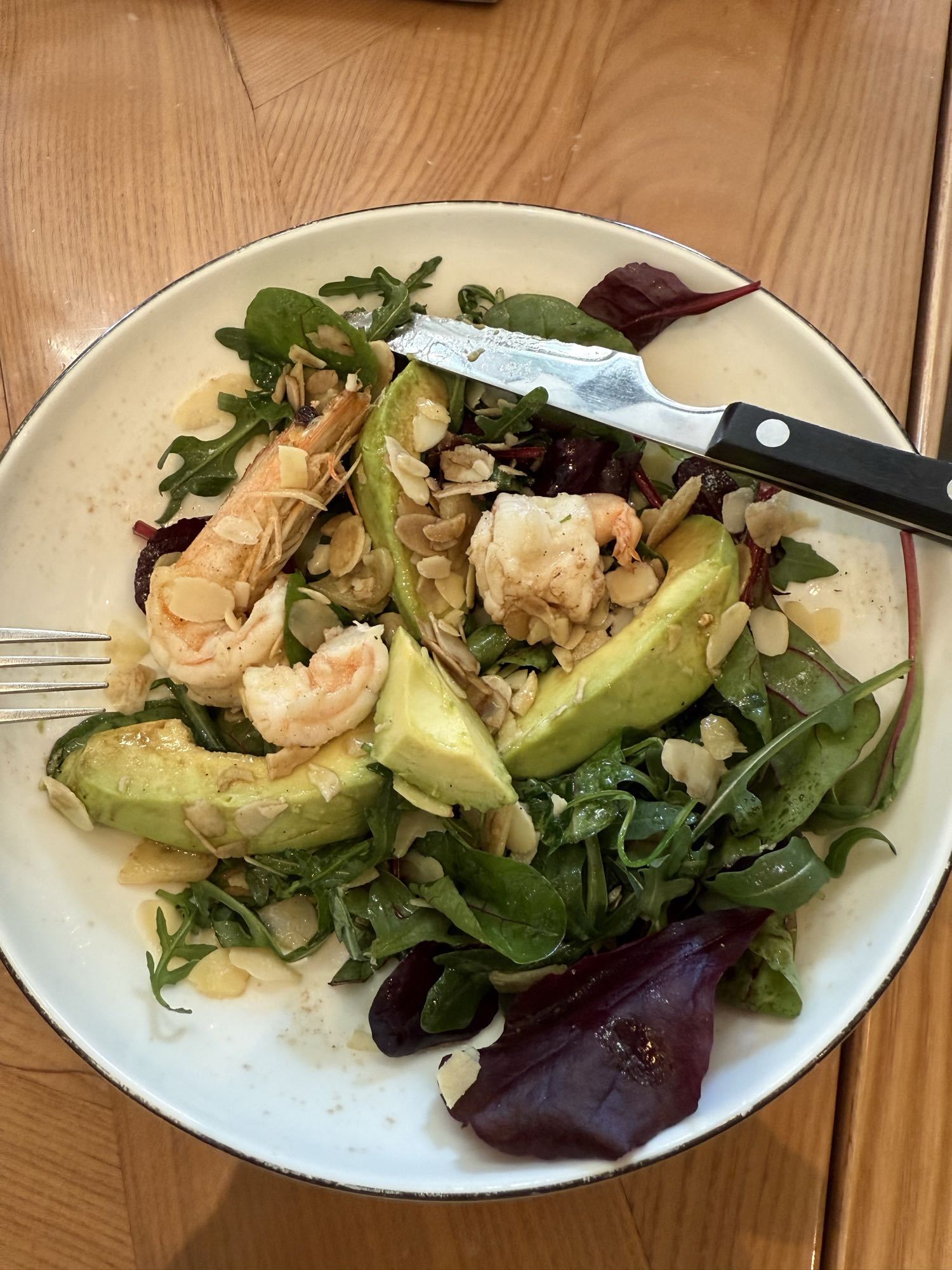 Salată cu creveți și avocado