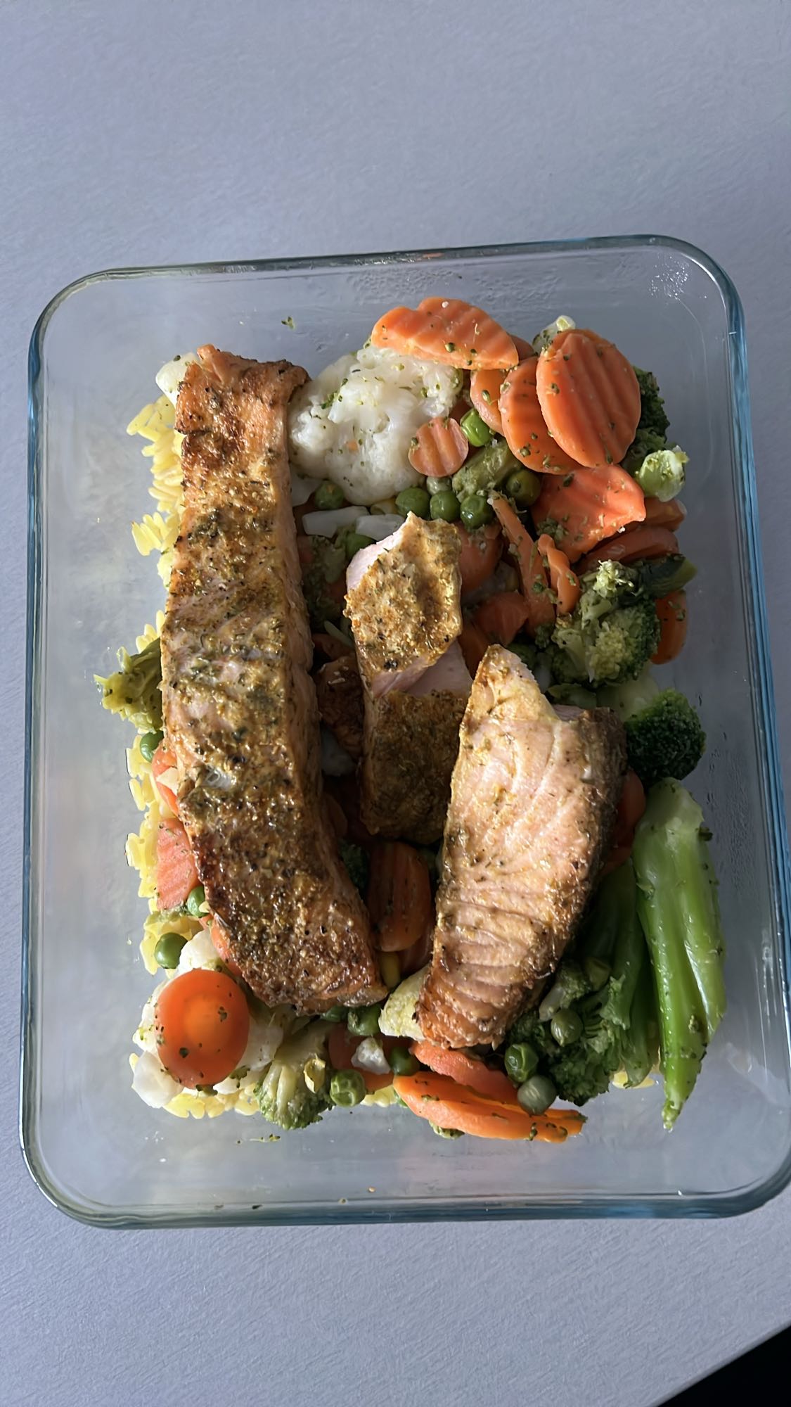 Łosoś z warzywami i makaronem