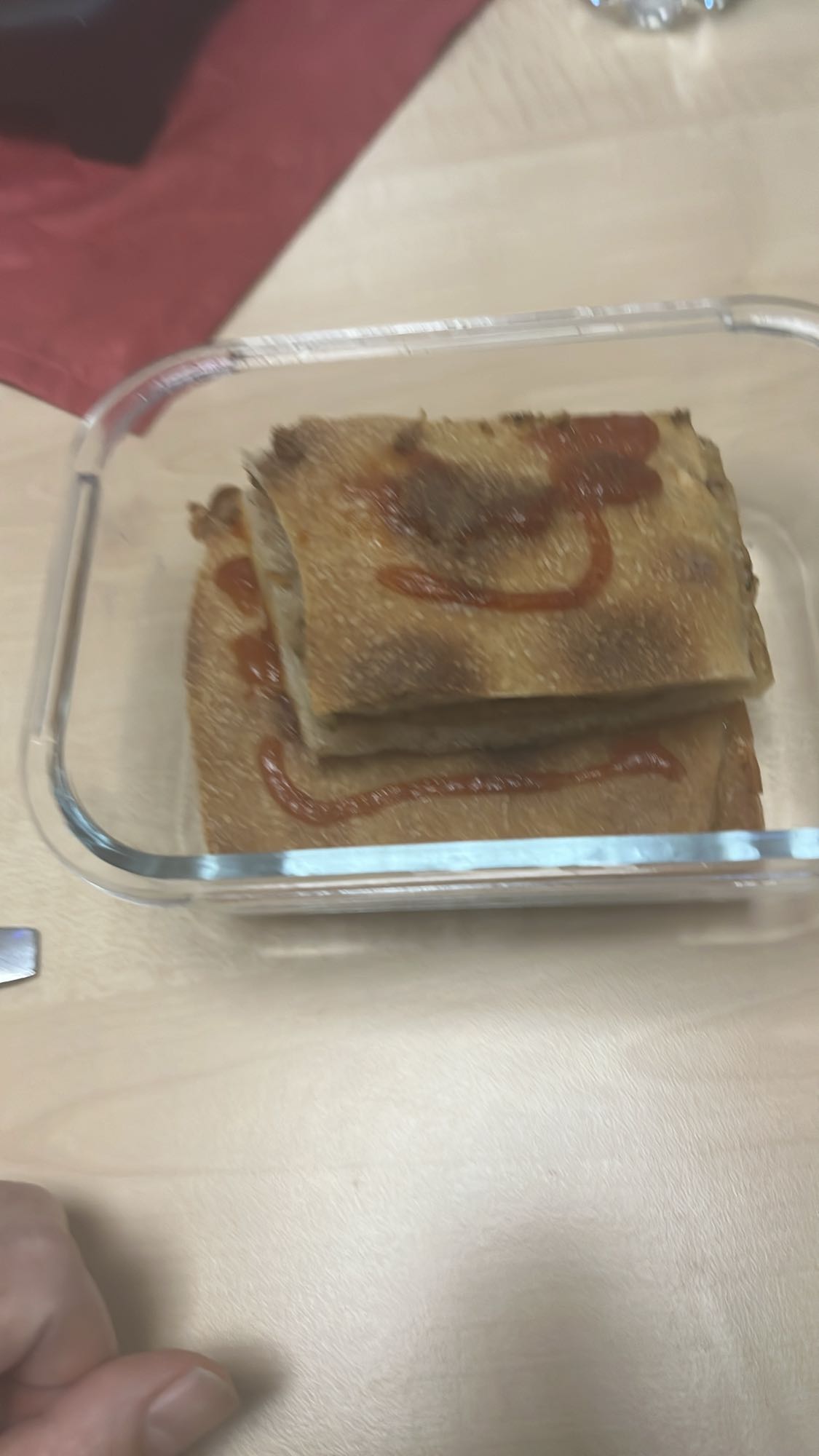 Fylld paj med ketchup