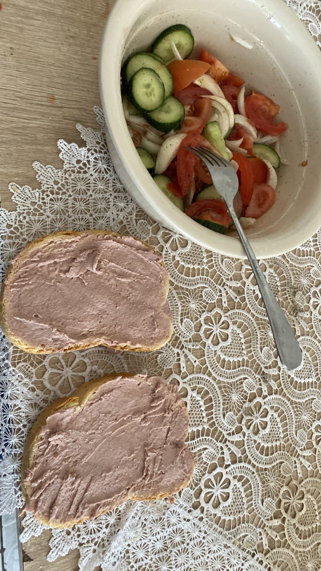 Pate pe pâine cu salată