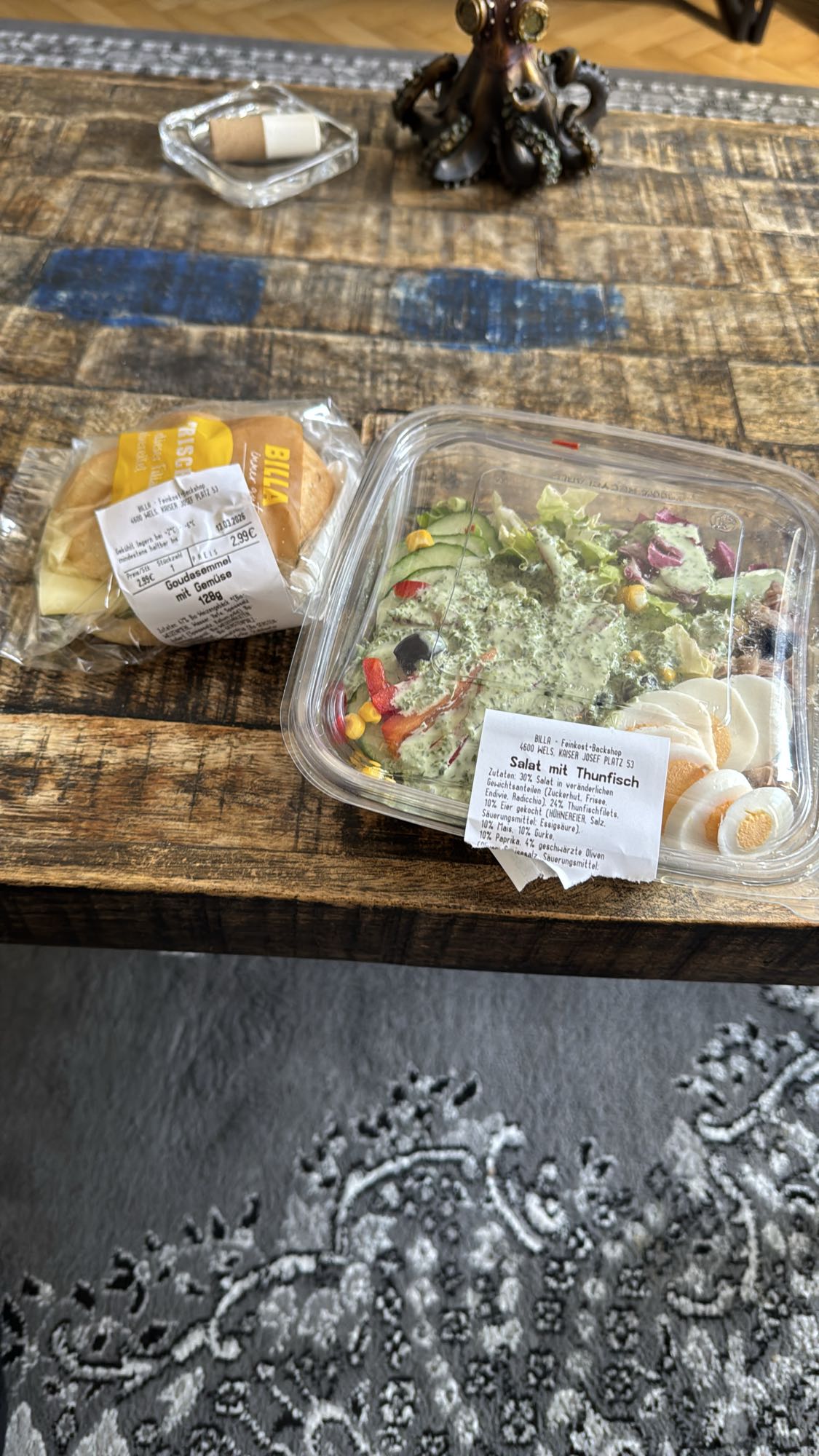 Salat mit Thunfisch & Gouda-Semmel