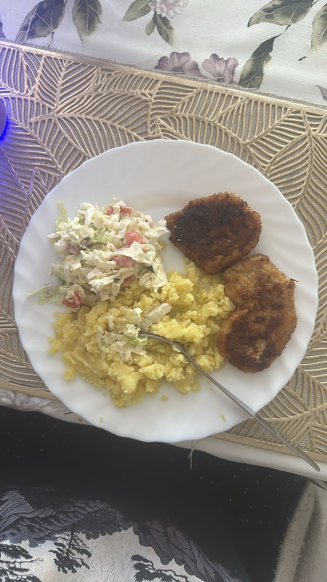 Kotlet schabowy z ziemniakami i surówką