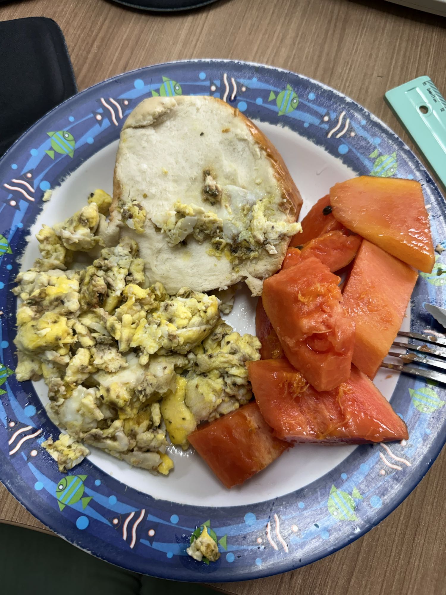 Ovos mexidos, pão e mamão