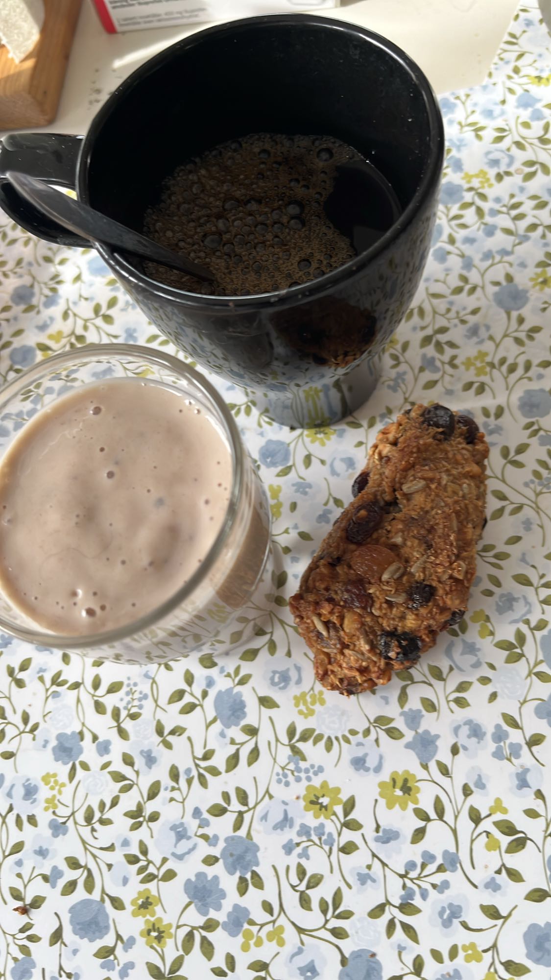 Kaffe, smoothie och müslibar
