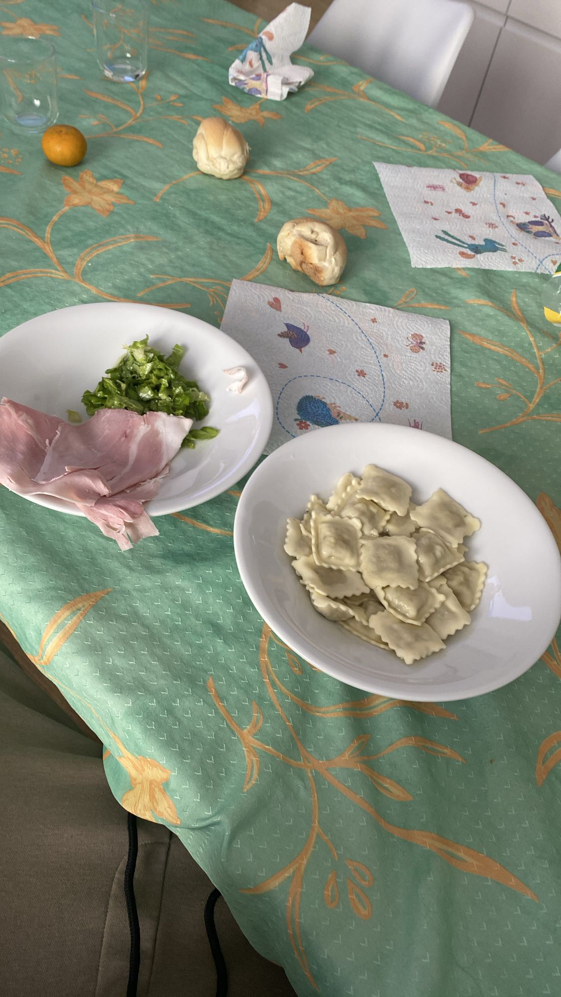 Ravioli con prosciutto e insalata