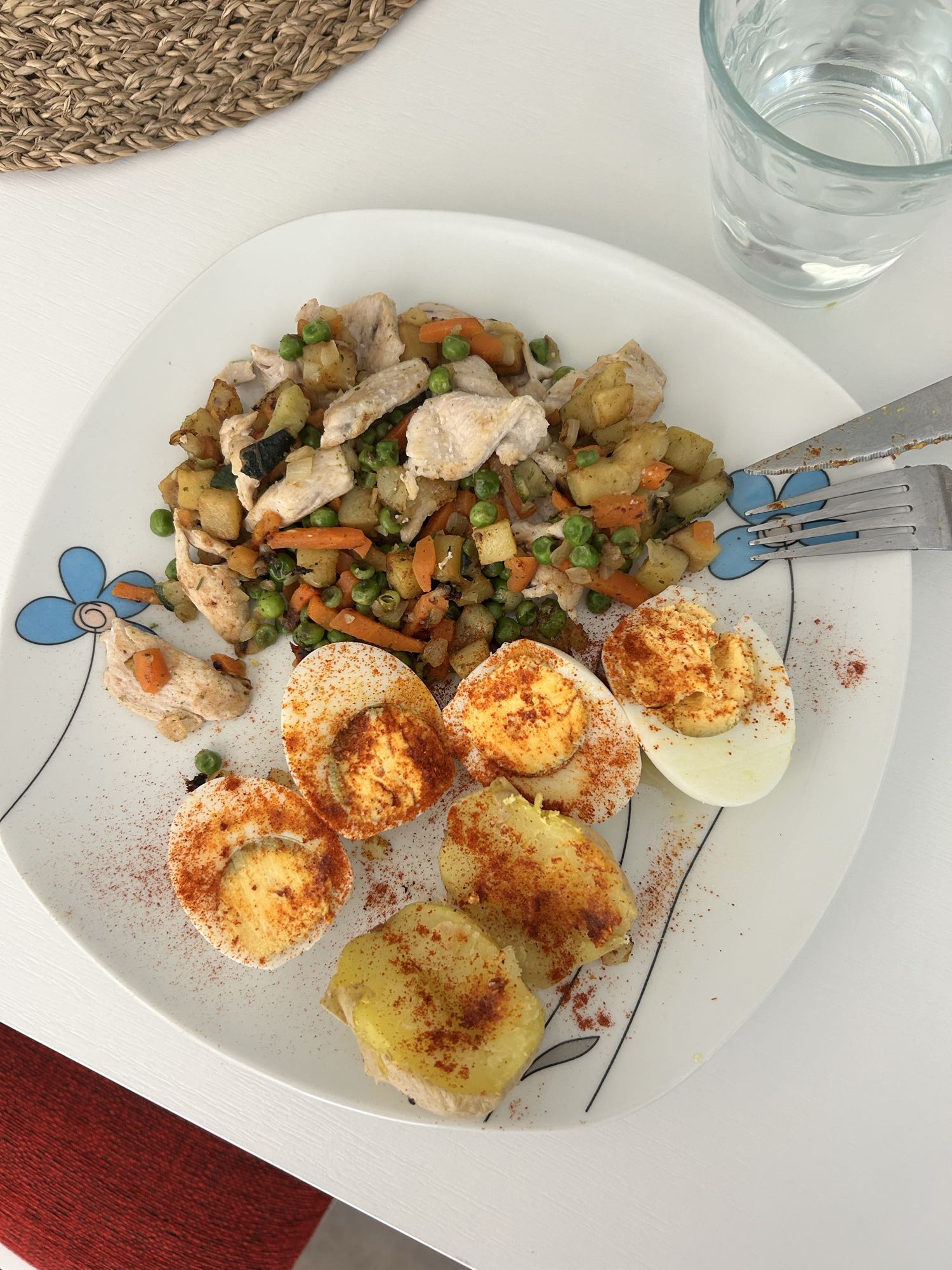 Huevos y pollo con verduras