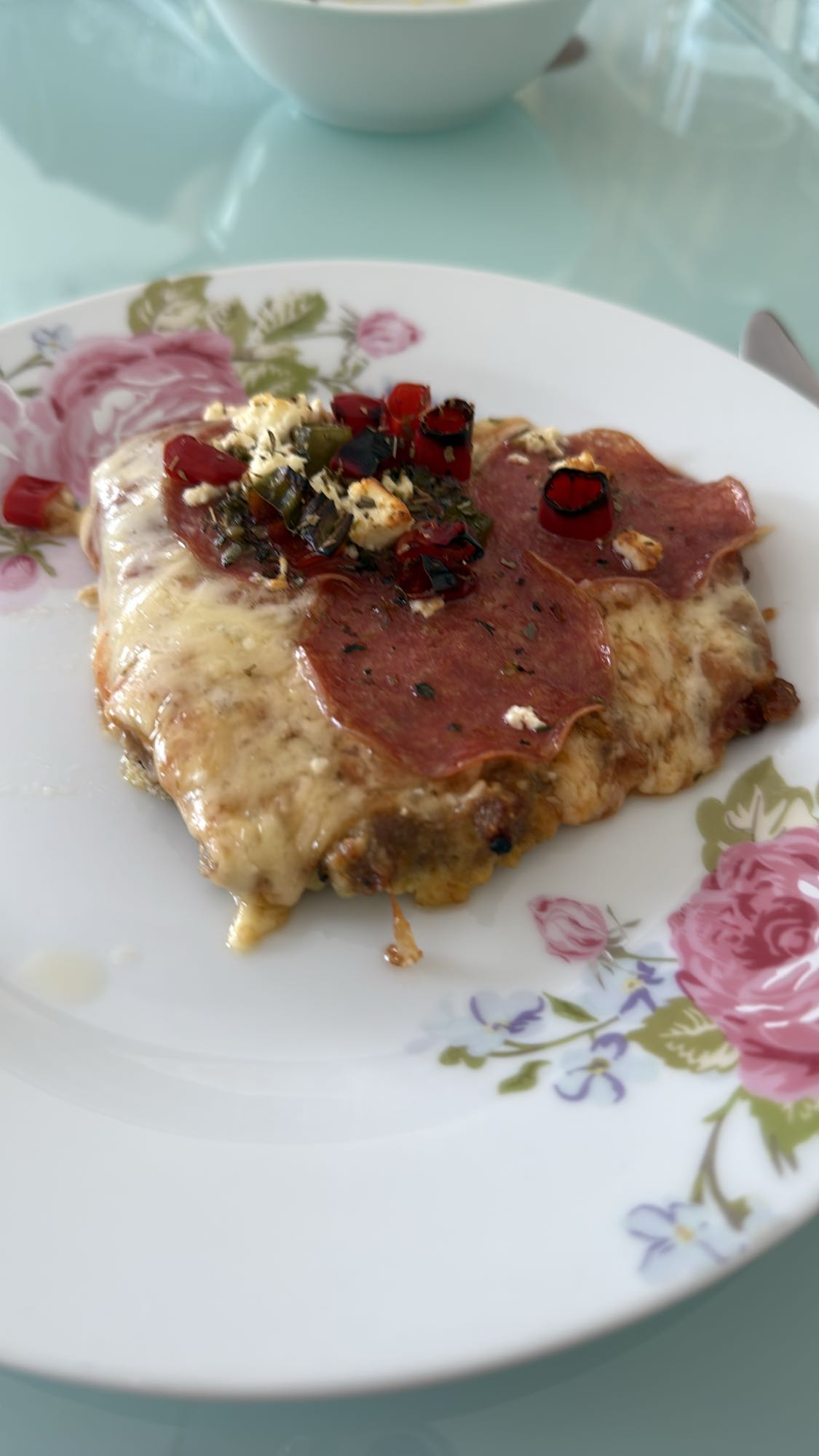 Salamili peynirli pizza dilimi