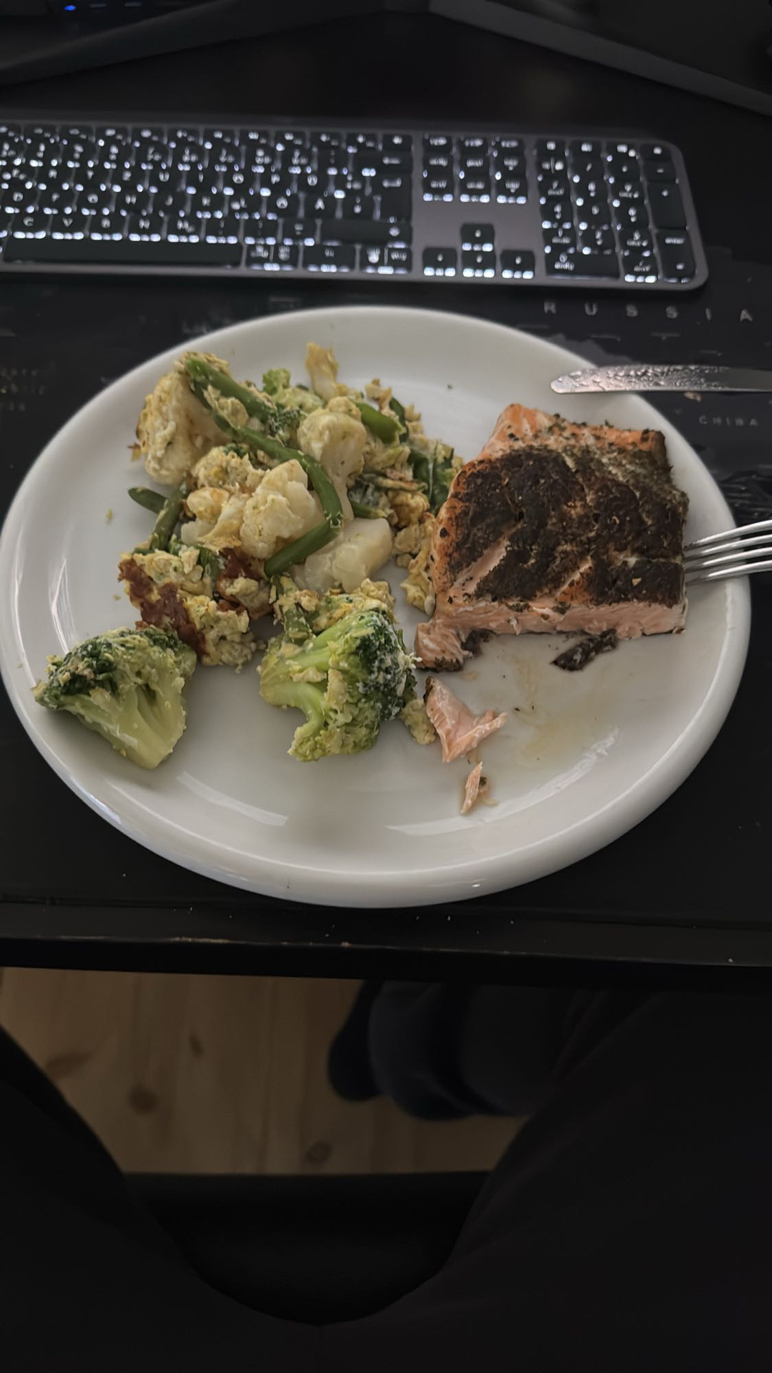 Zalm met groenten en ei