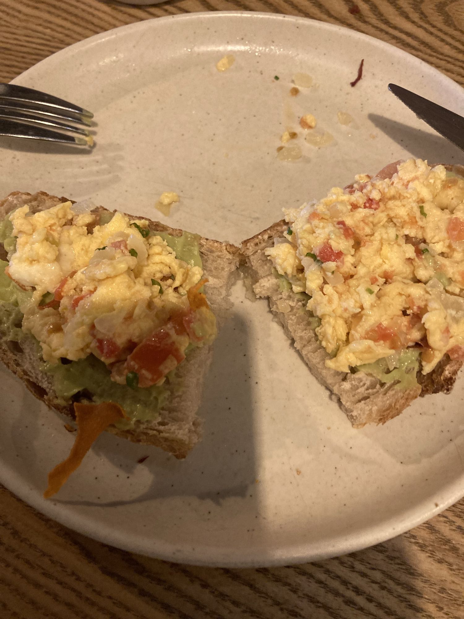 Äggröra på avokadomacka