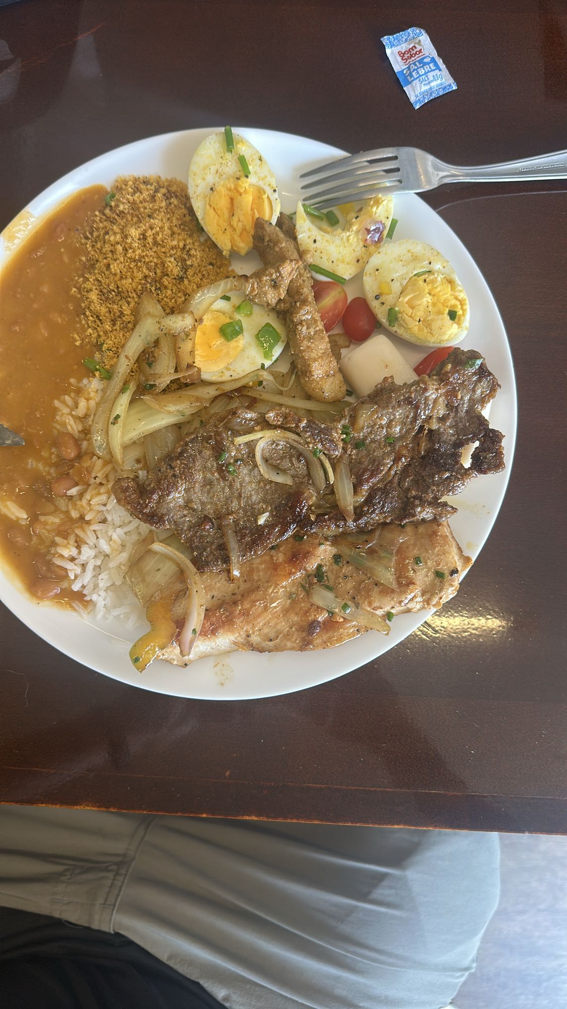 Prato brasileiro com carne