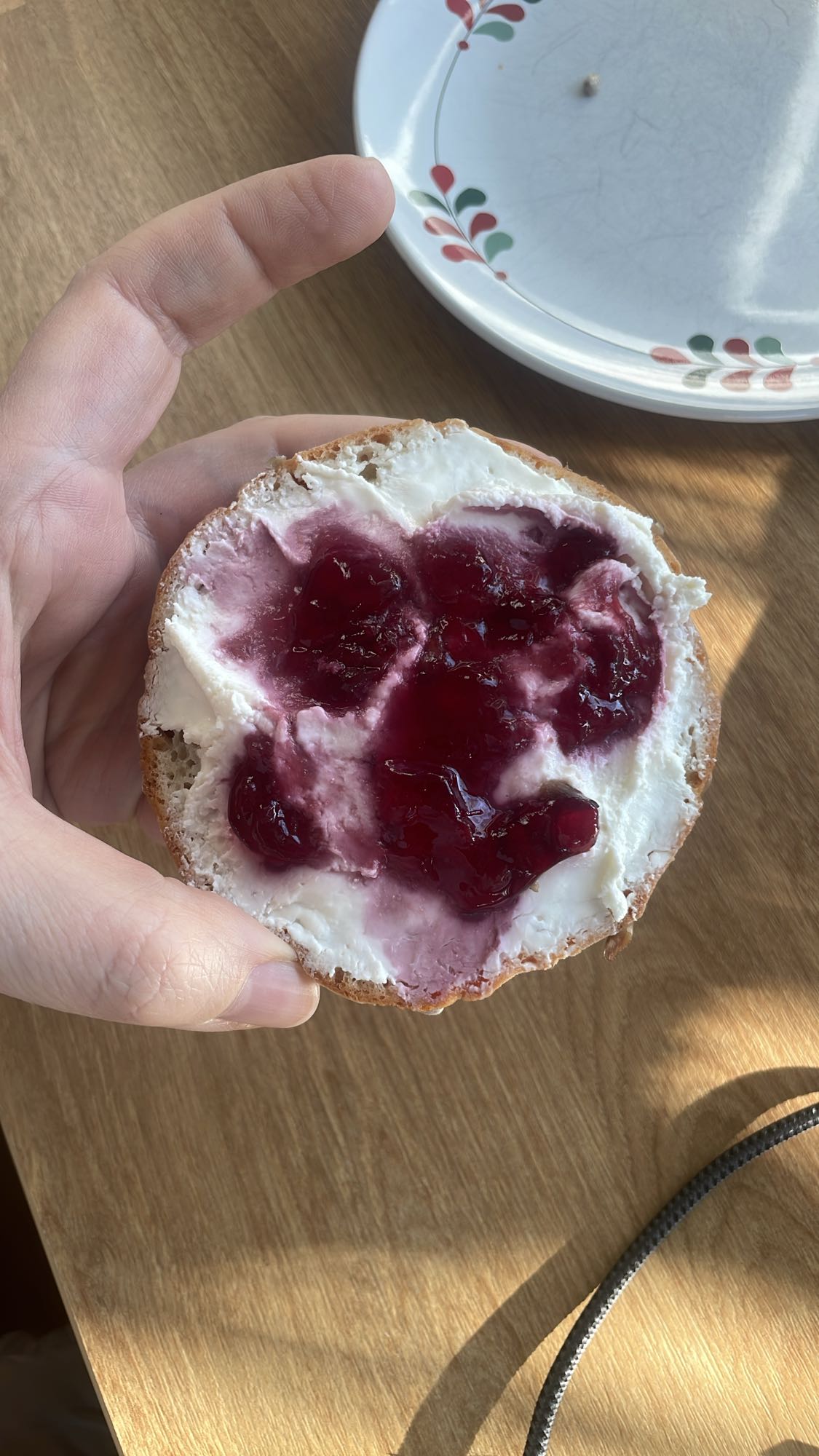 Bajgiel z serkiem i dżemem