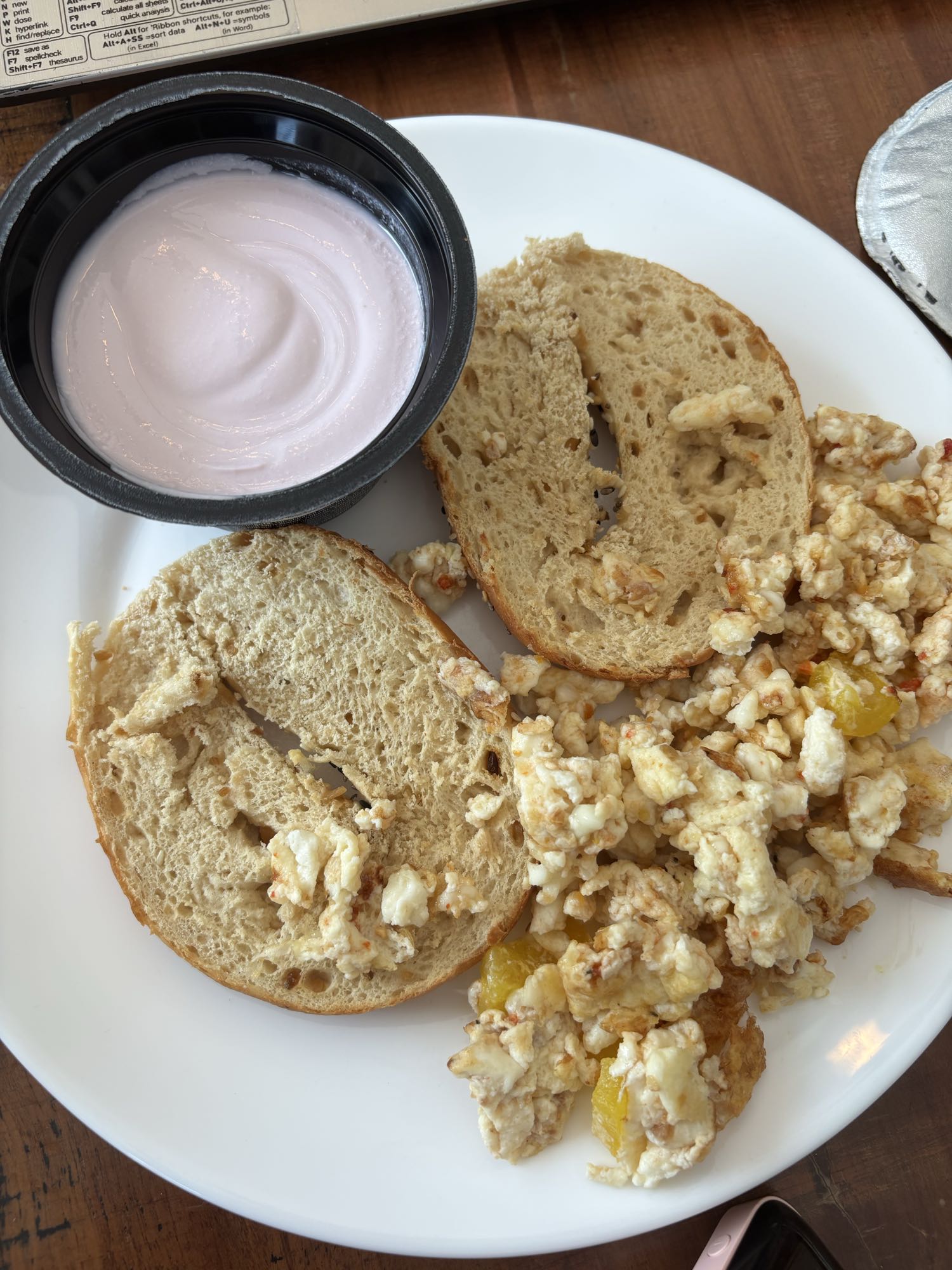 Bagel, œufs brouillés, yaourt