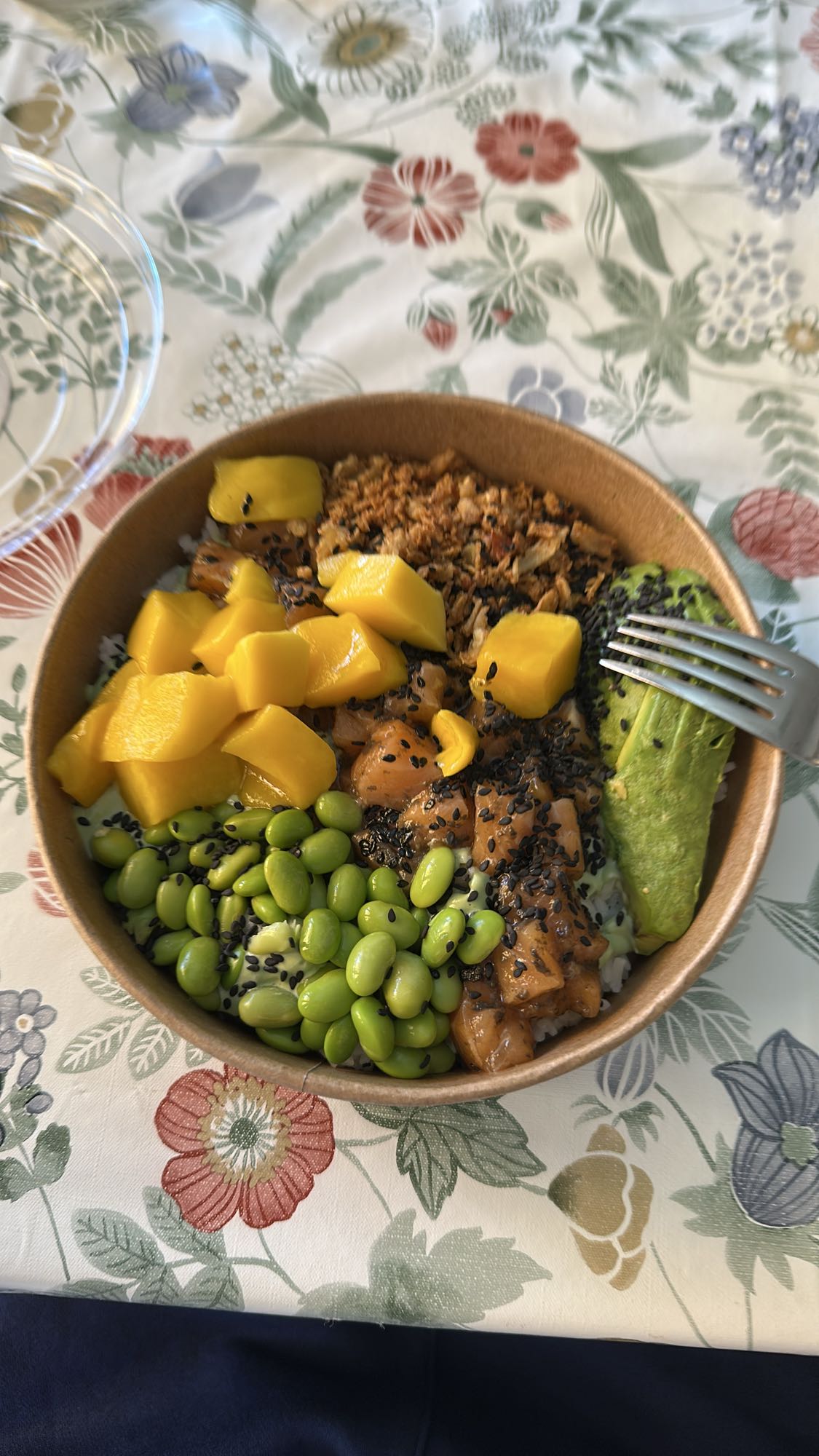 poke bowl de salmón y mango