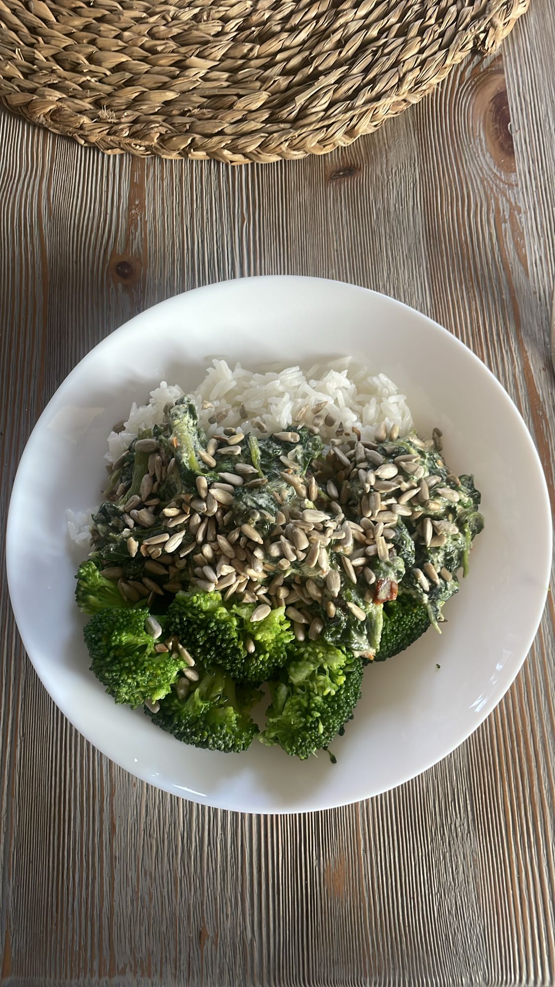 Ryż z brokułami i pestkami