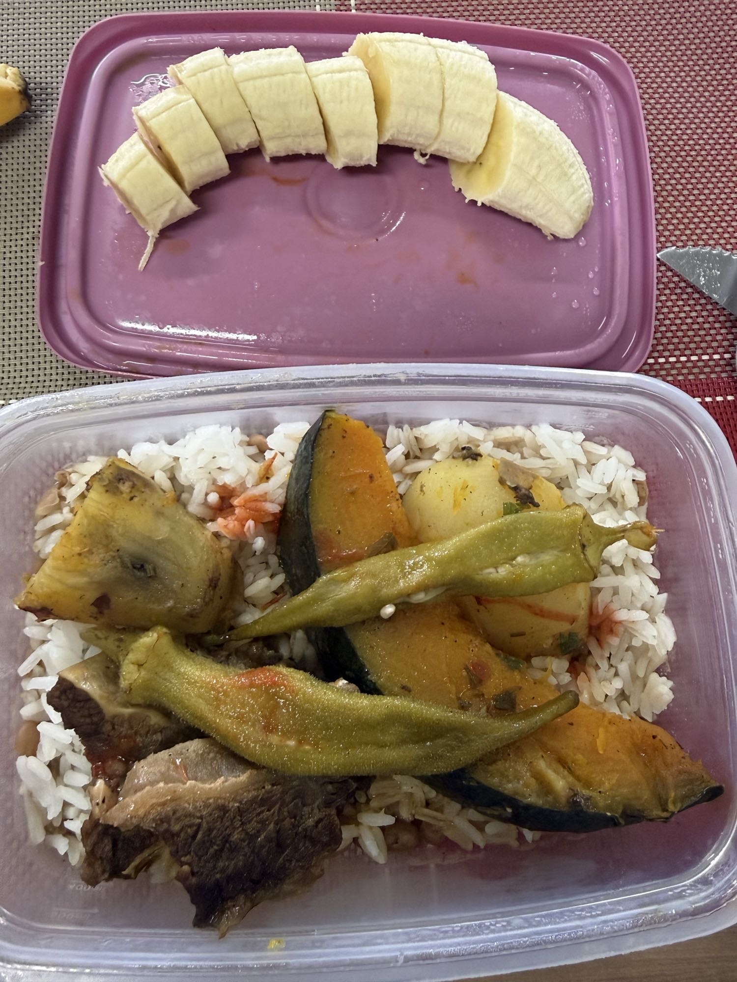 Arroz, carne, legumes e banana