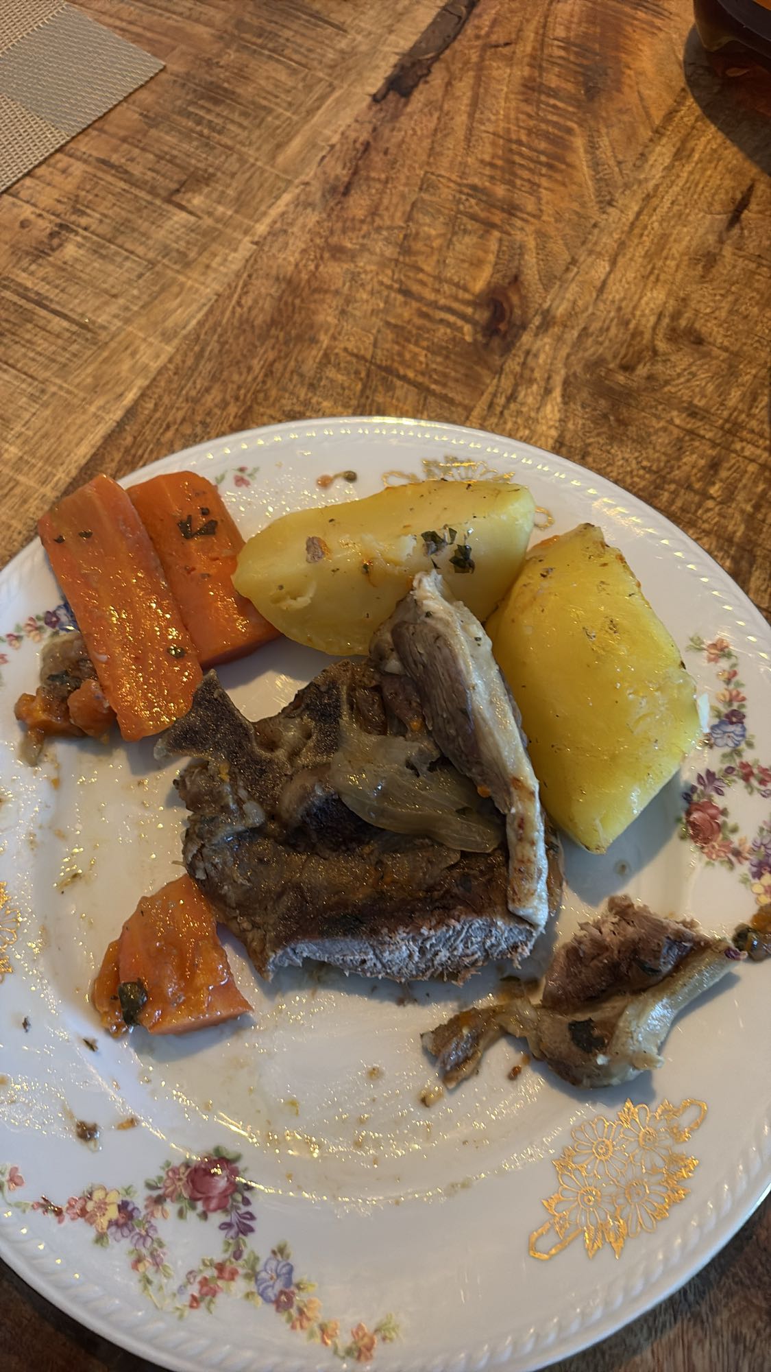 Lamsvlees met aardappel en wortel