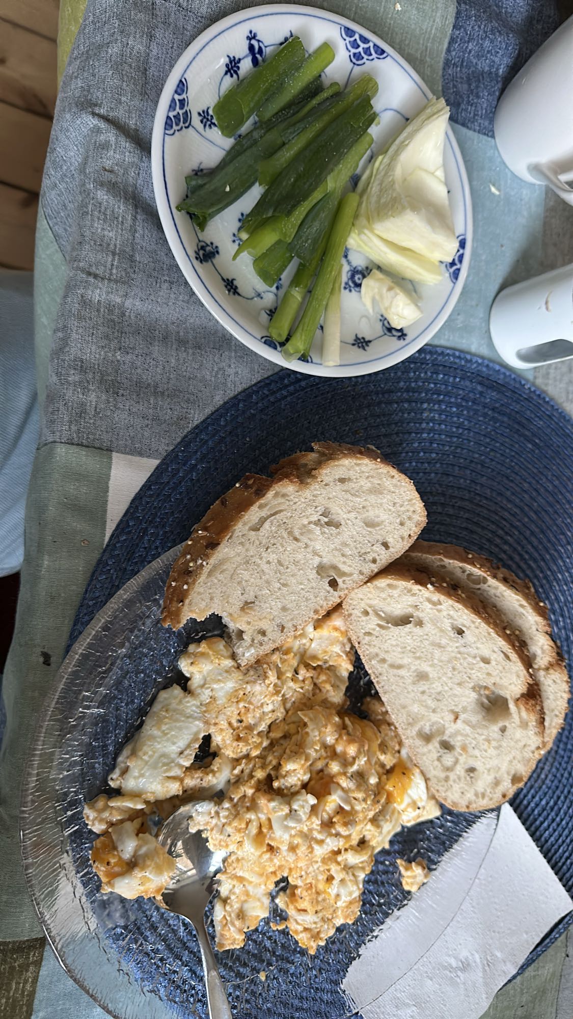 Äggröra med bröd och grönsaker