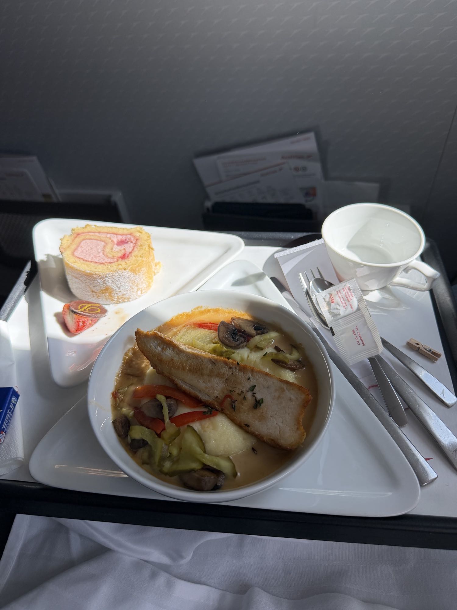 Tavuklu sebzeli tabak ve tatlı