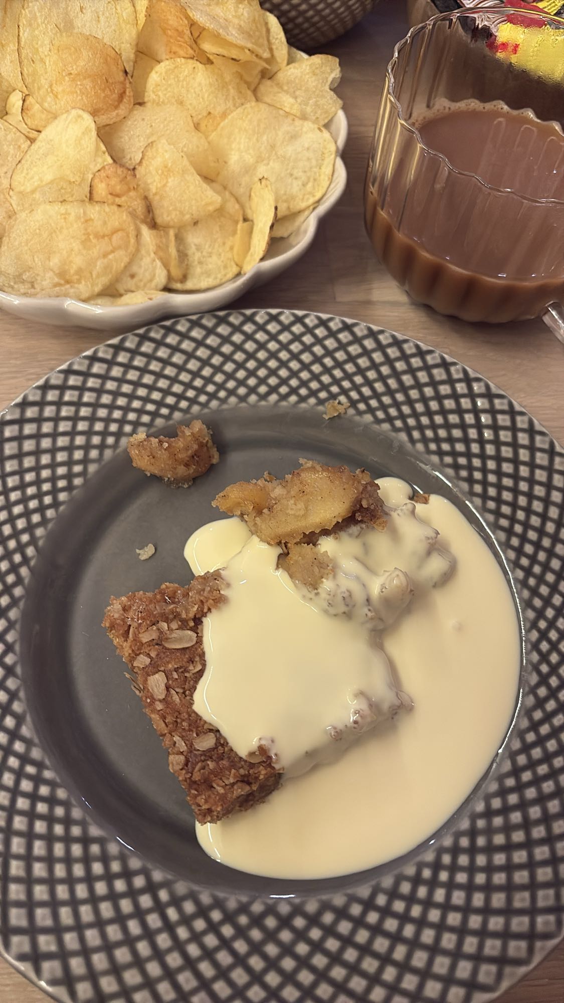 Äppelpaj med chips och chokladdryck